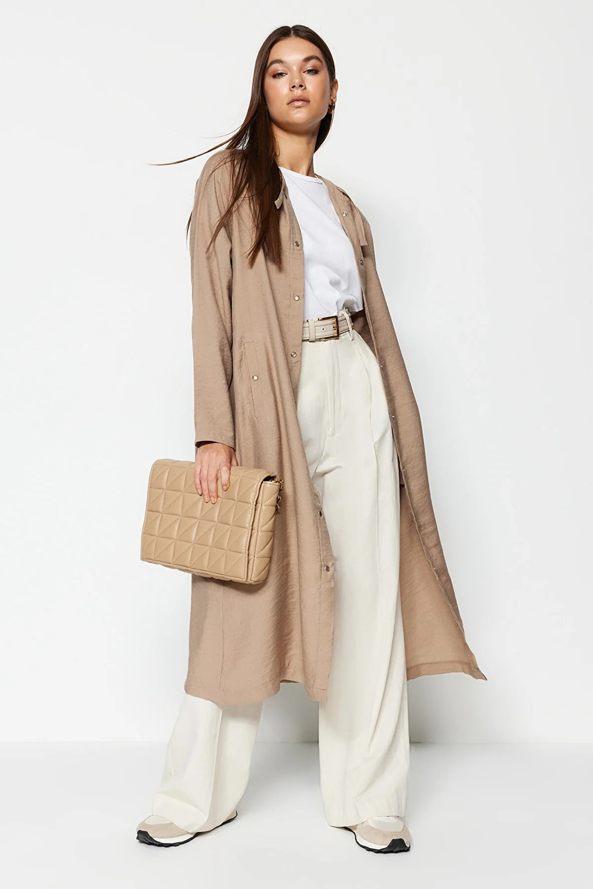 Trendyol Modest  Gewebter Nerzmantel mit Kapuze, Leinenoptik, Druckknopfverschluss, Ferace TCTSS21KF0002