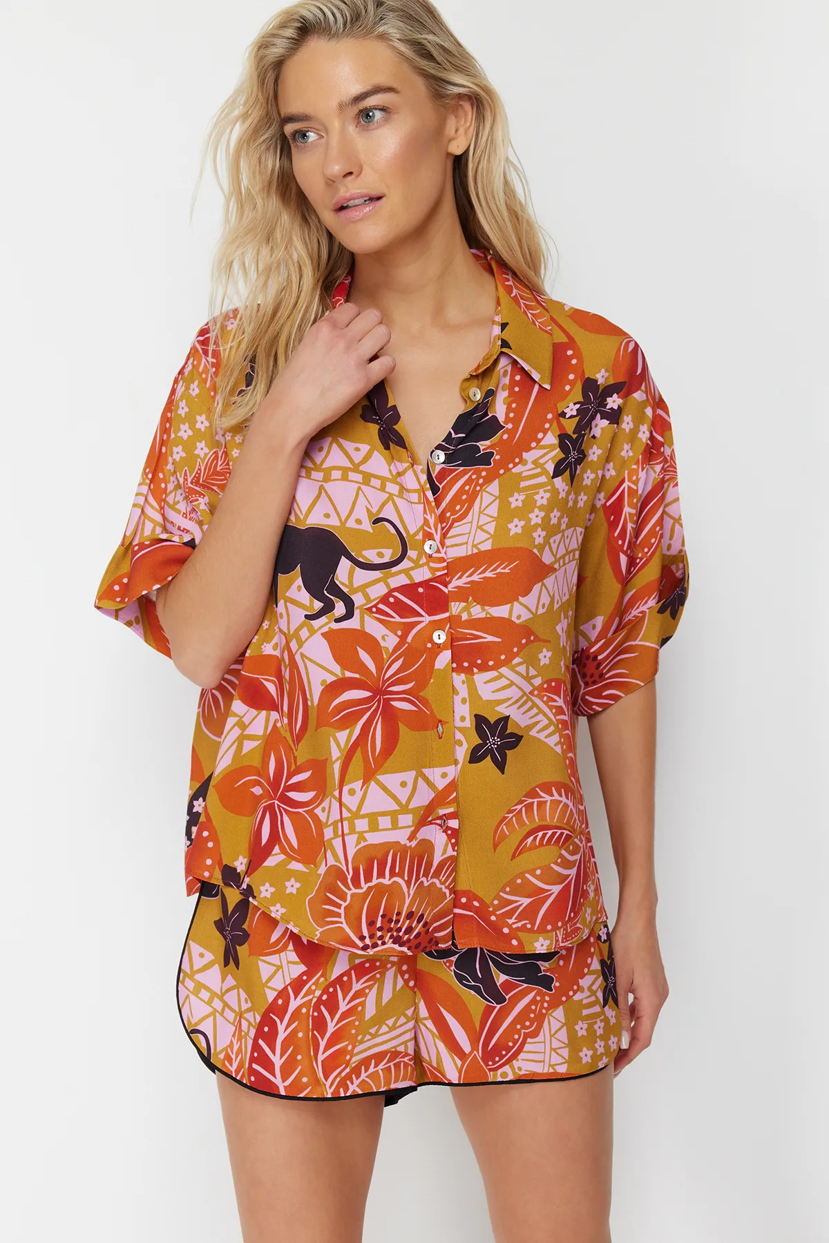 Trendyol Collection  Gewebtes Hemd-Shorts-Set mit tropischem Muster TBESS21AU0078