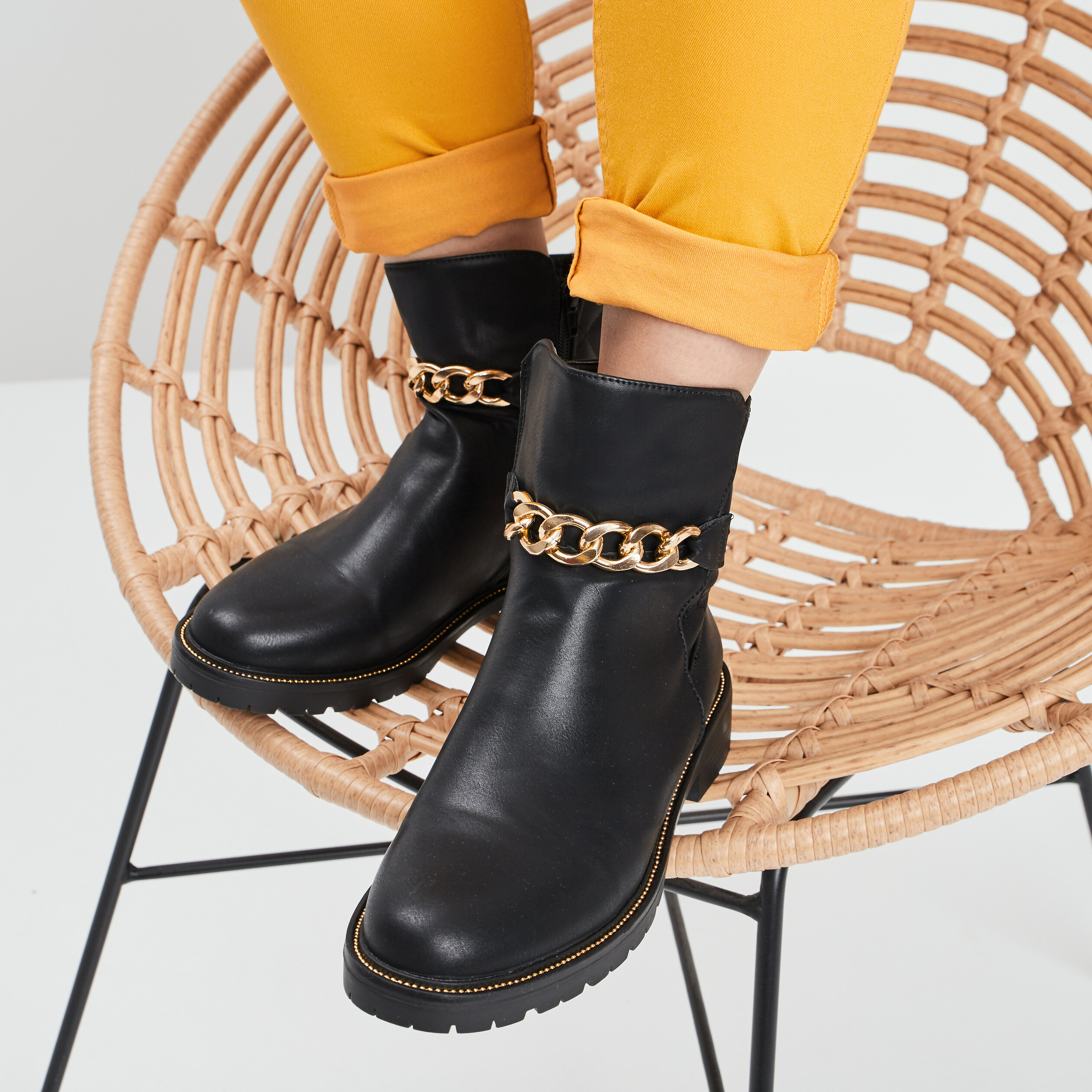 Bottines avec détails chaînes noir femme | La Halle
