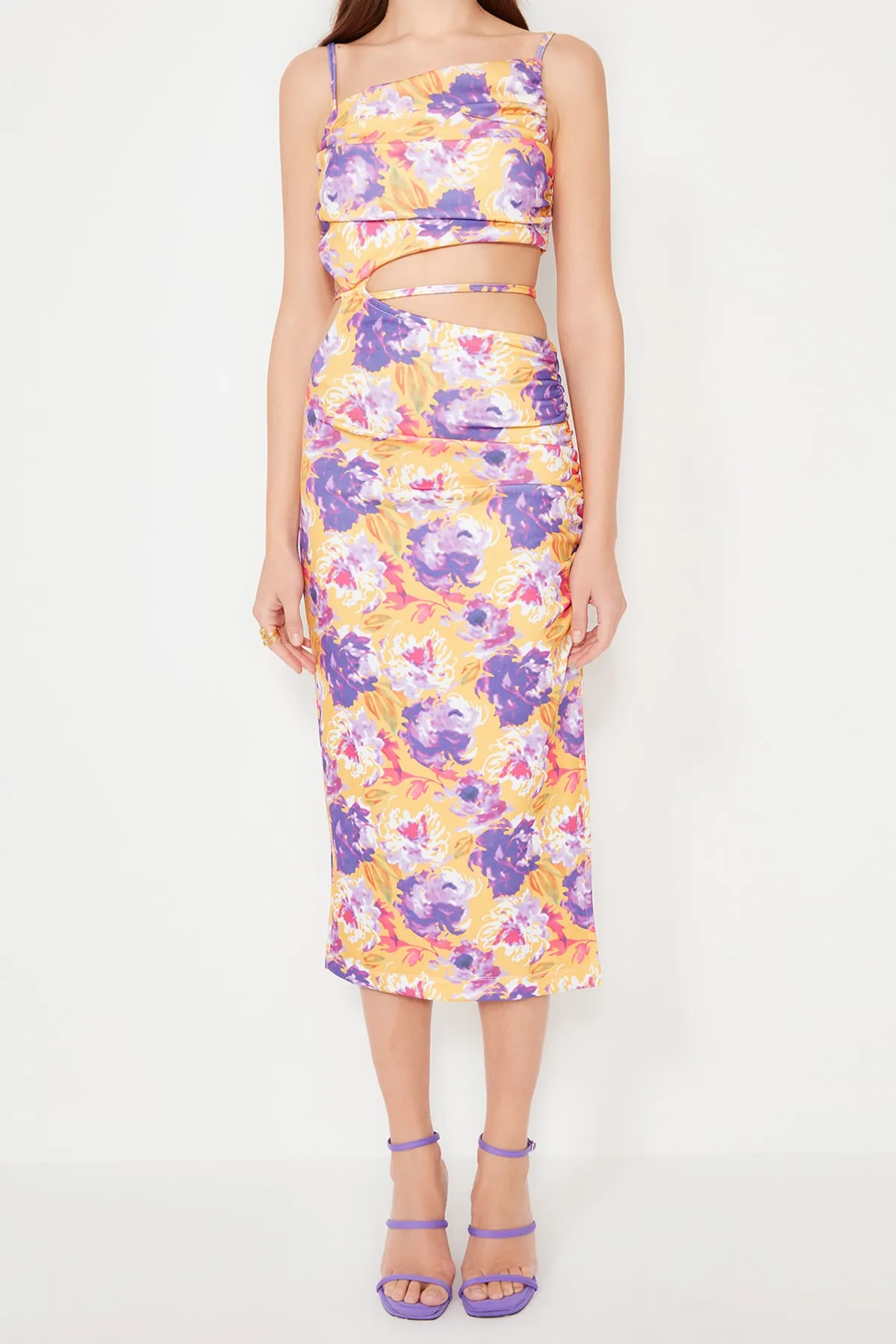Trendyol Collection  Stilvolles Abendkleid mit mehrfarbigem Blumenmuster und Raffdetails TPRSS22EL0960
