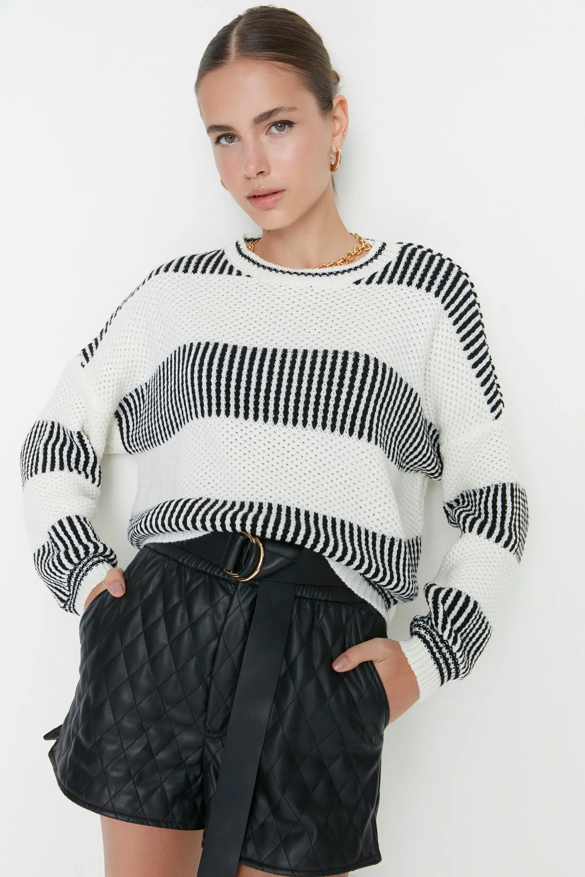 Trendyol Collection  Ecrufarbener Strickpullover mit Farbblockdesign TWOAW23KZ00012