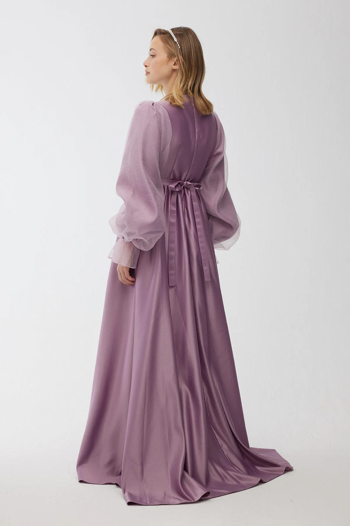 Manuka  Abendkleid aus Satin mit Stoned-Gürtel Lavendel