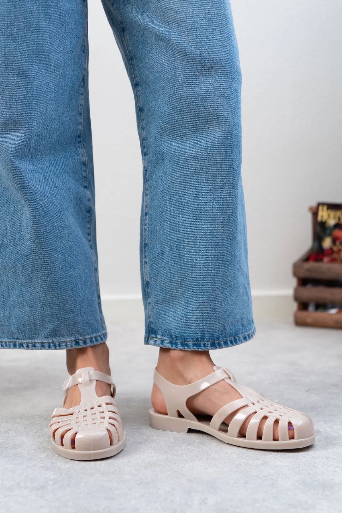 NİŞANTAŞI SHOES  Anderline Cremefarbene, matte Damensandalen mit Gürteldetail