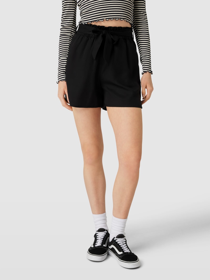Shorts mit Stoffgürtel in schwarz