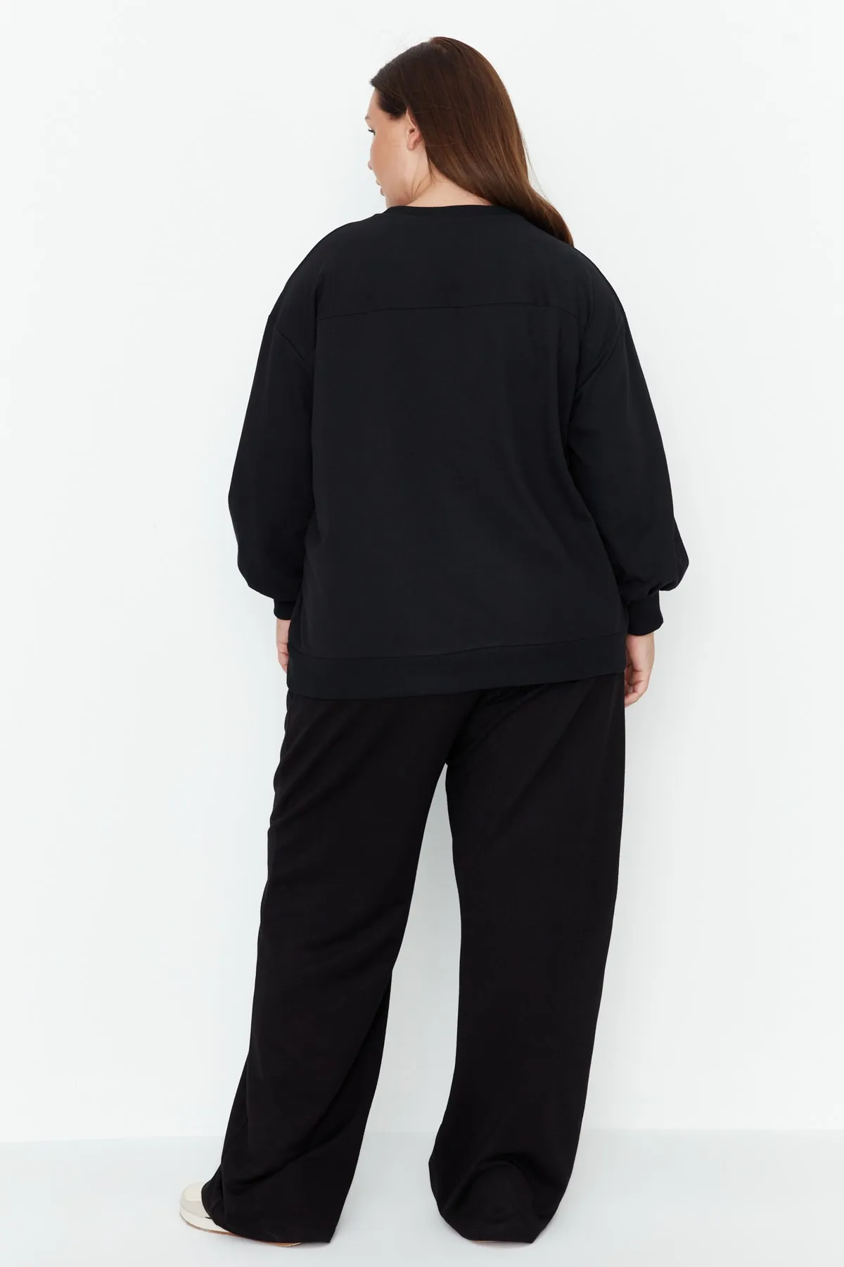 Trendyol Curve  Schwarze, weit geschnittene, dünne Strick-Jogginghose TBBAW23AJ00007