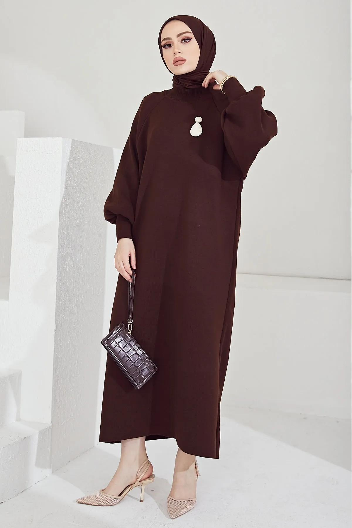 InStyle  Mina Hijab-Kleid aus Strick mit Ballonärmeln – Bitterbraun