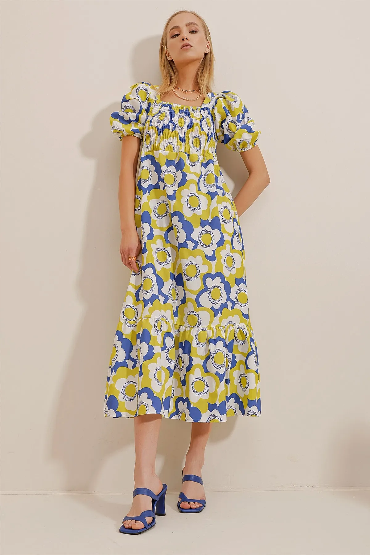 Trend Alaçatı Stili  Ölgrünes, wassermelonenärmeliges, floral gemustertes, glitzerndes Popeline-Damenkleid mit Volantsaum ALC-X8478