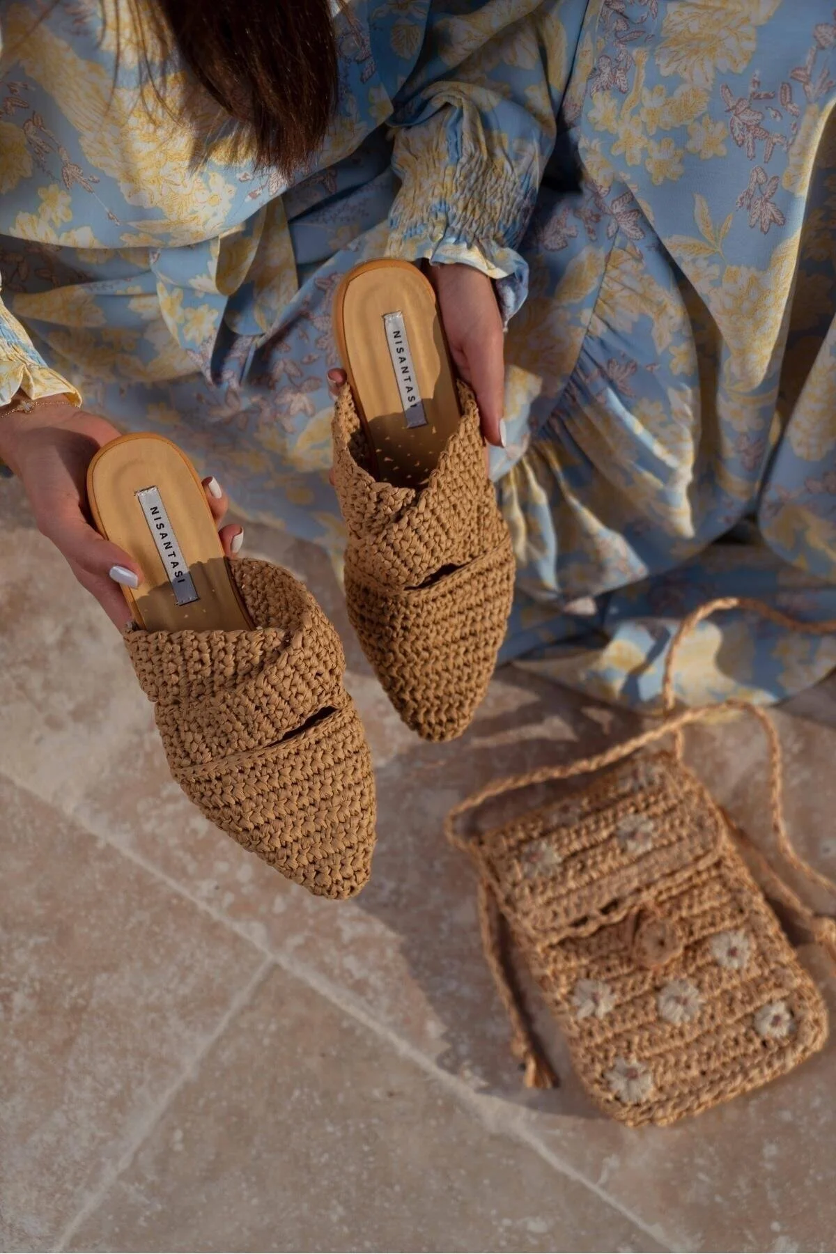 NİŞANTAŞI SHOES  Hellbraune, gestrickte Damenhausschuhe mit Kreuzband-Detail