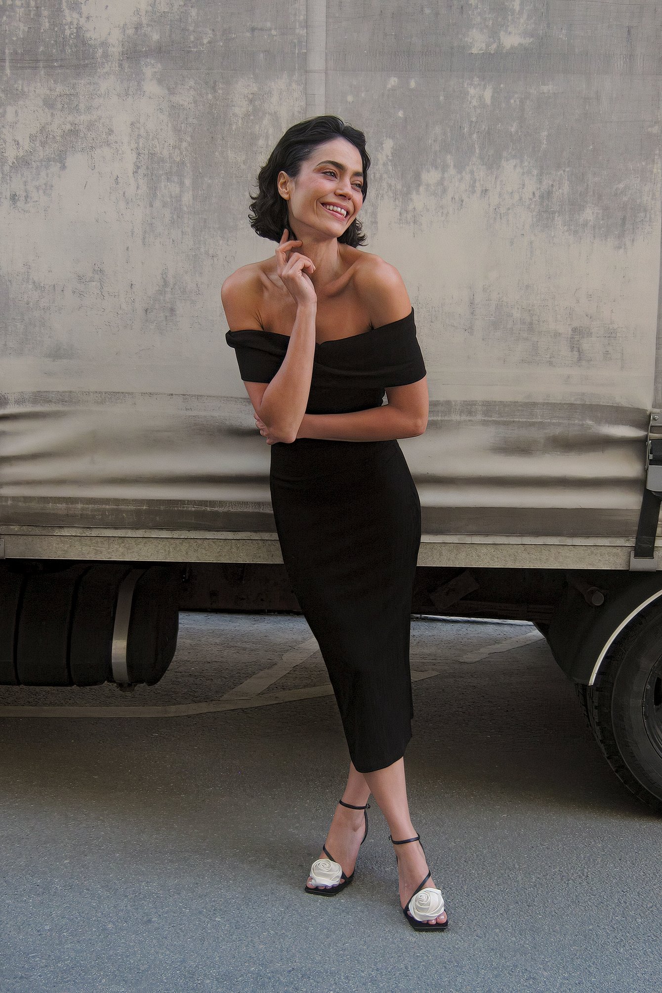 Schulterfreies geripptes Midikleid
