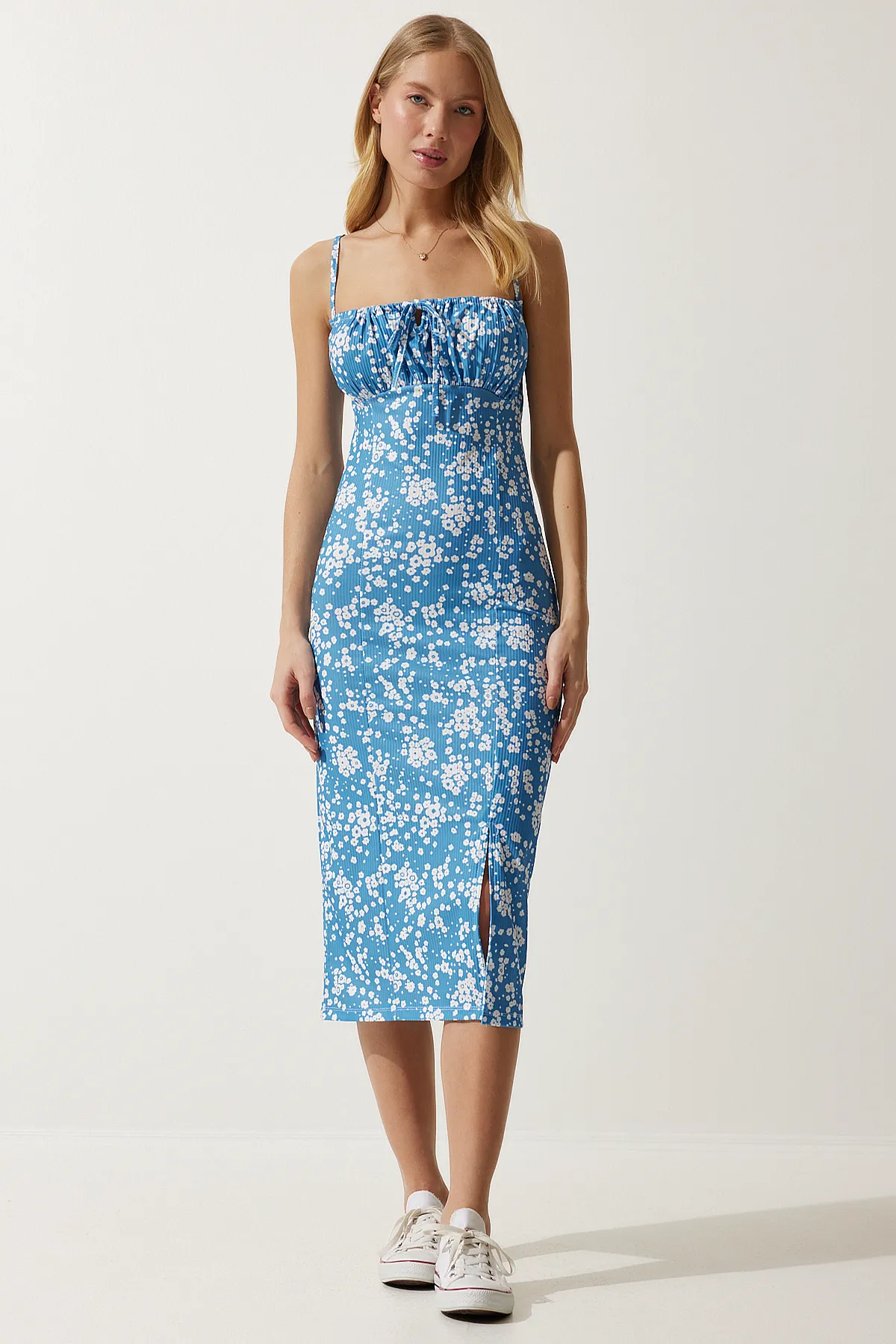 Happiness İstanbul  Hellblaues, weißes, geblümtes, geschlitztes Sommer-Strickkleid für Damen CI00029