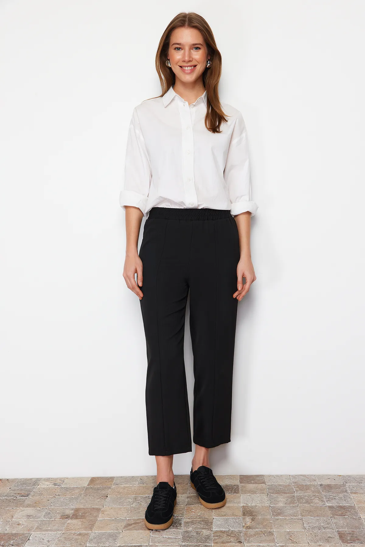 Trendyol Modest  Schwarze gewebte Hose mit elastischem Bund und Rippendetails und geradem Schnitt TCTSS21PL0570