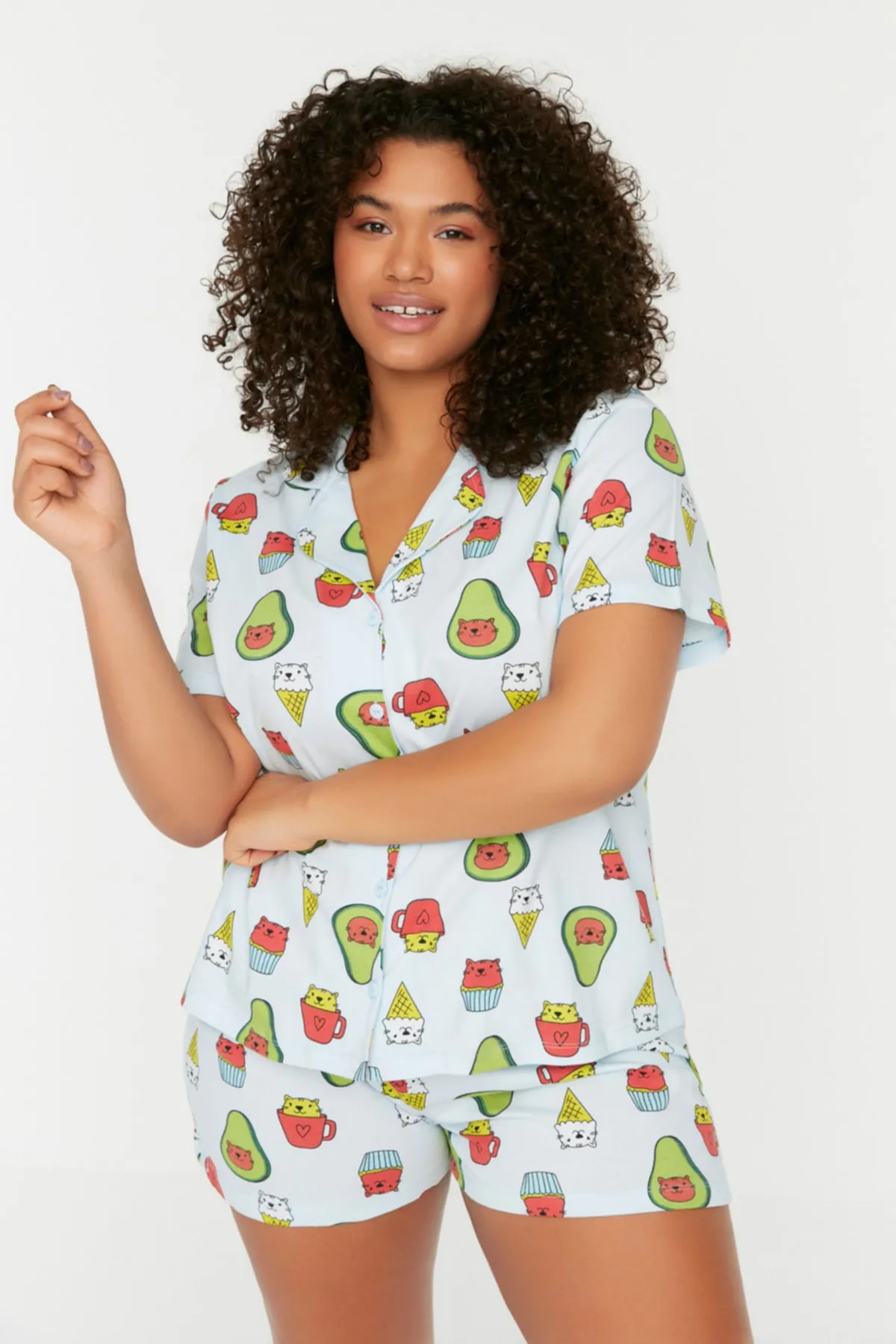 Trendyol Curve  Blaues bedrucktes Pyjama-Set aus Strick mit Knöpfen TBBSS22PT0707