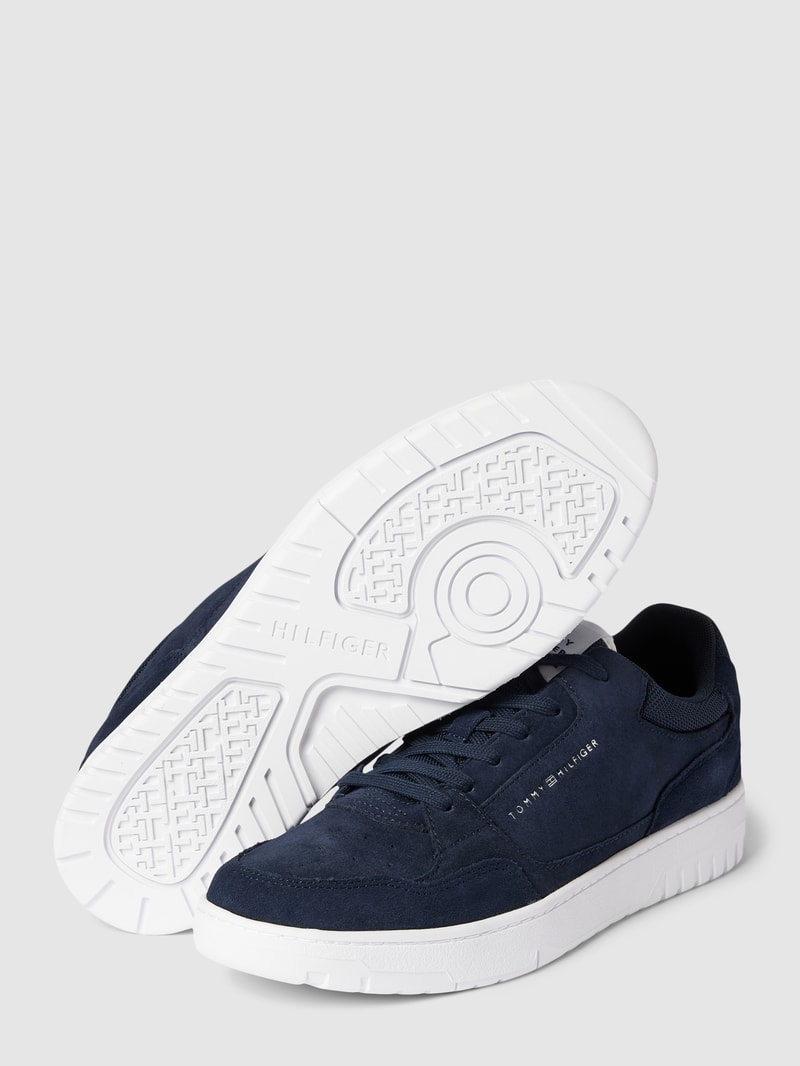 Sneaker mit Label-Detail in dunkelblau