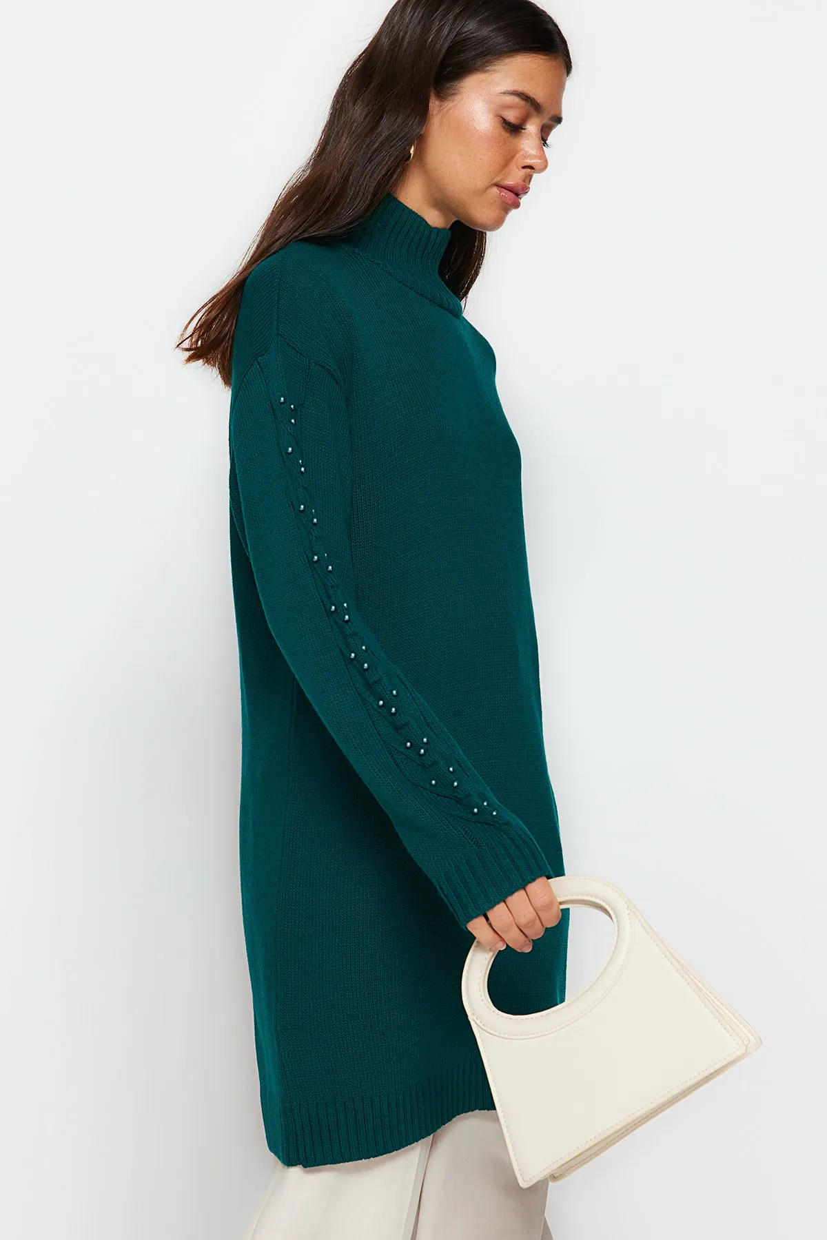 Trendyol Modest  Dunkelgrüner Strickpullover mit Perlendetails und Ärmeln TCTAW24AK00129