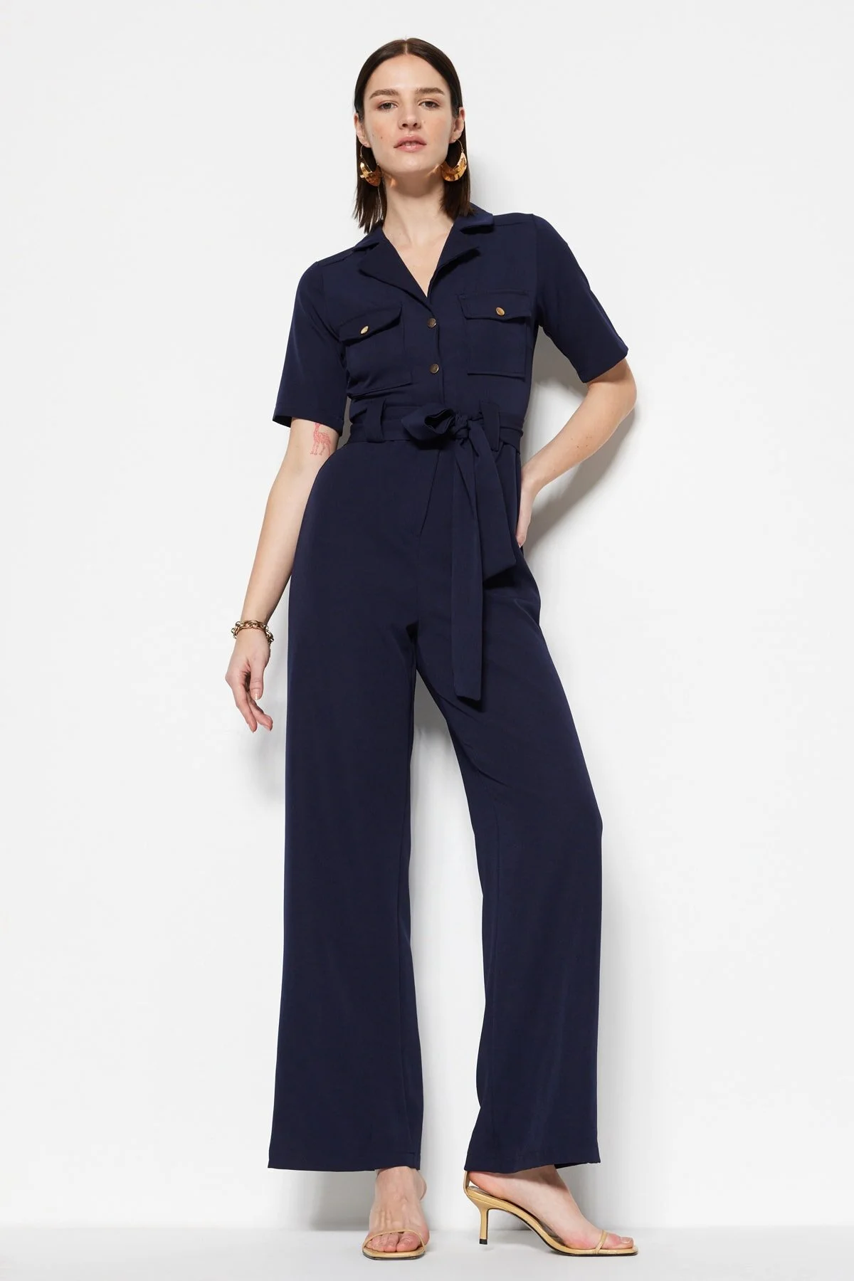 Trendyol Collection  Marineblauer Jumpsuit mit Gürtel und Knöpfen TWOSS20TU0055