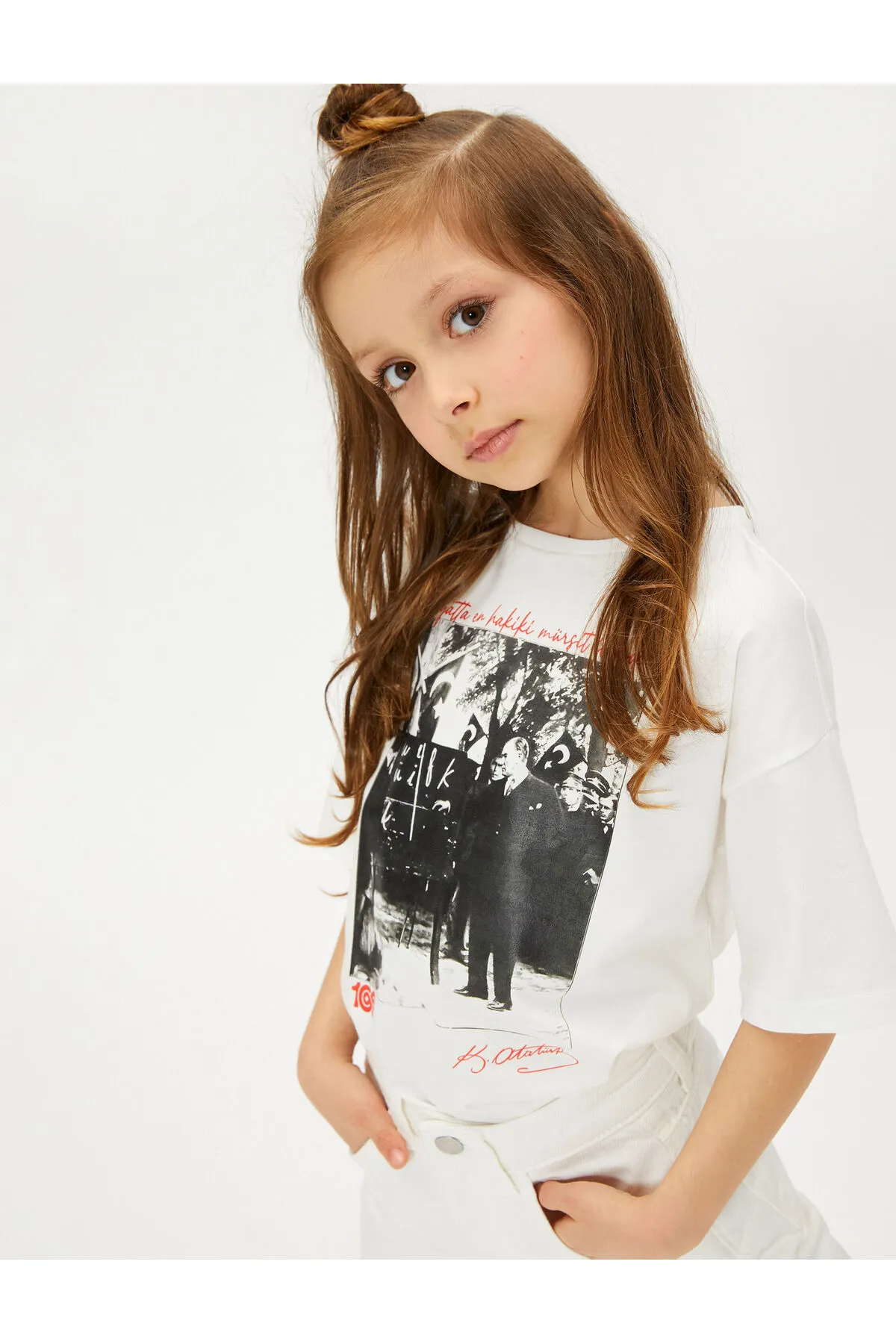 Koton  Atatürk bedrucktes T-Shirt aus Baumwolle mit kurzen Ärmeln und Rundhalsausschnitt