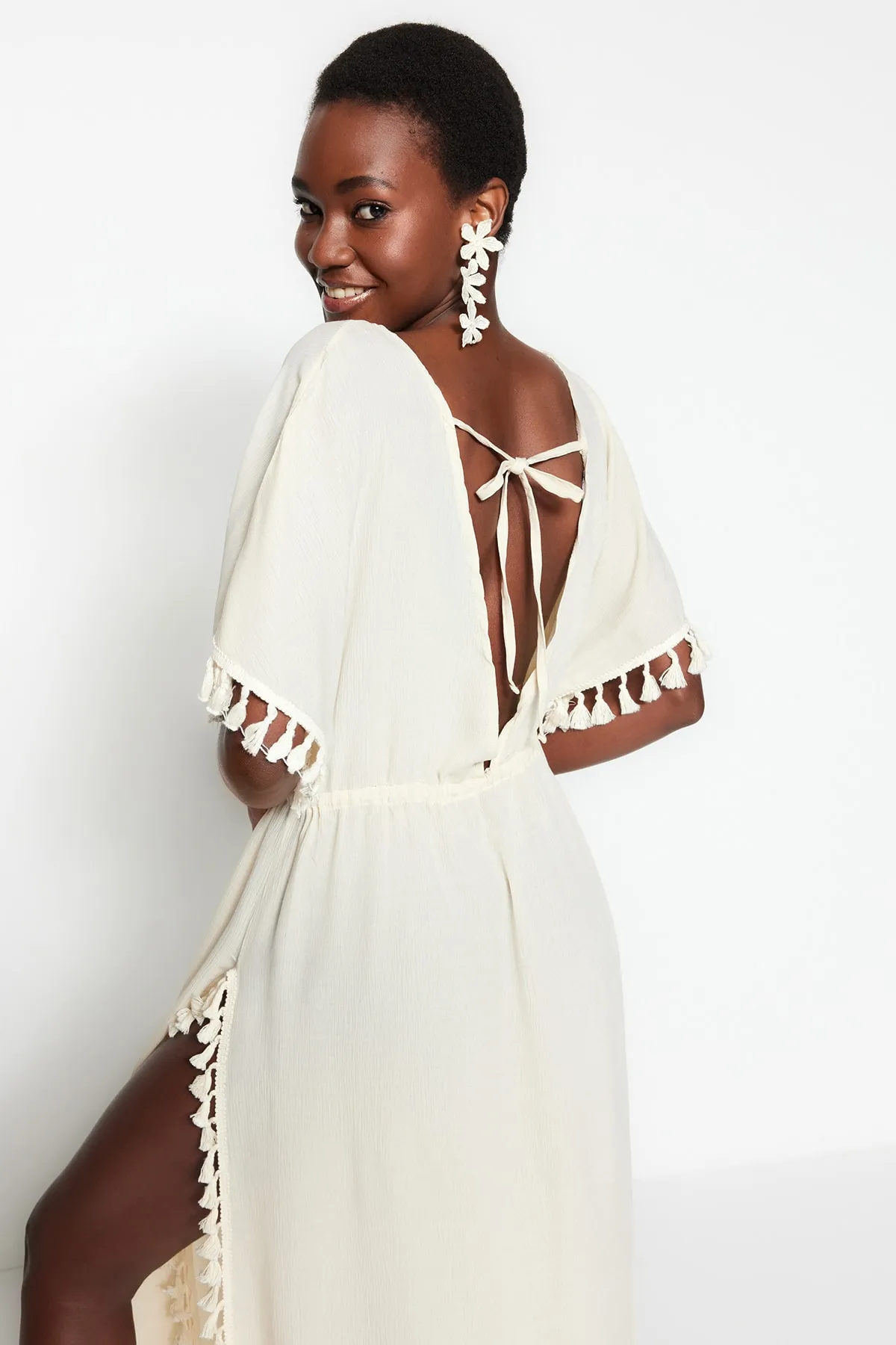 Trendyol Collection  Beiges Maxi-Strandkleid mit gewebten Quasten TBESS22EL0842