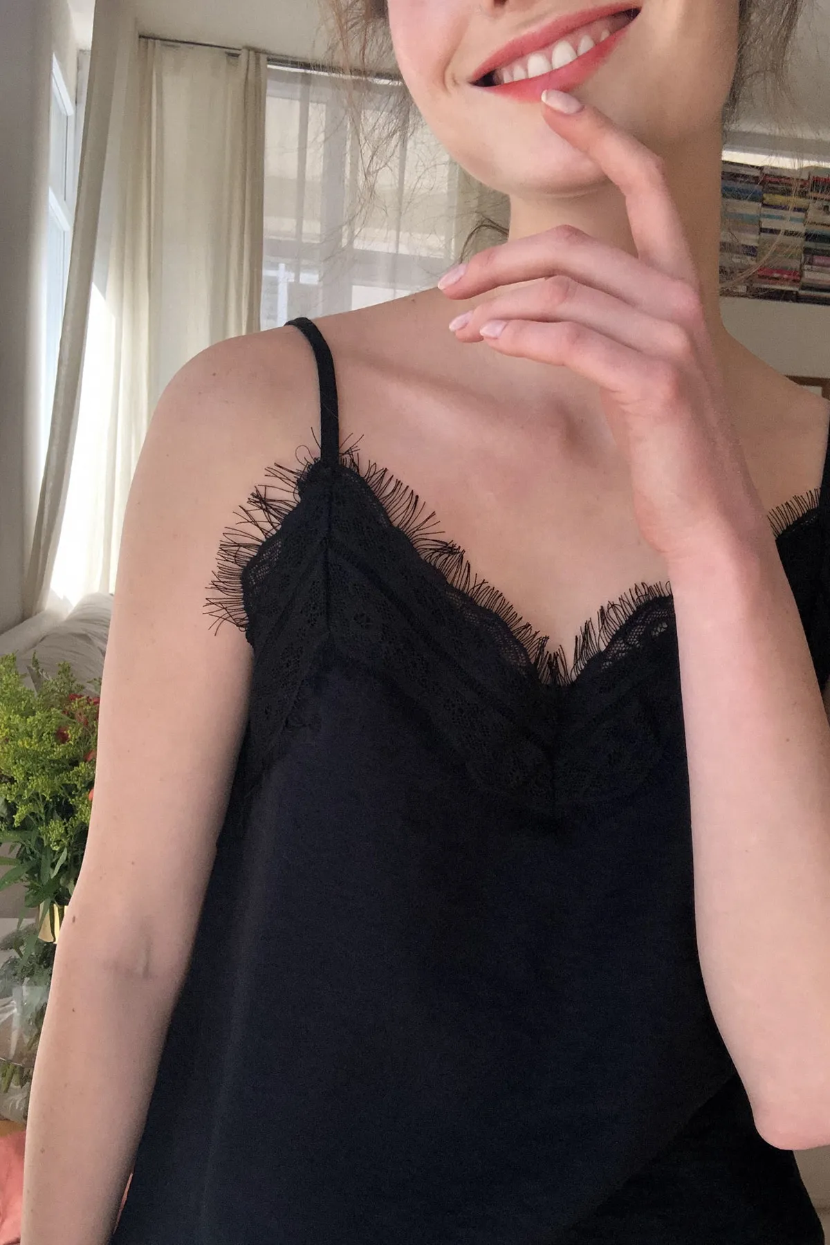 Trendyol Collection  Schwarzes Pyjama-Set aus Viskosegewebe mit gerüschten Seilträgern THMSS20PT0290