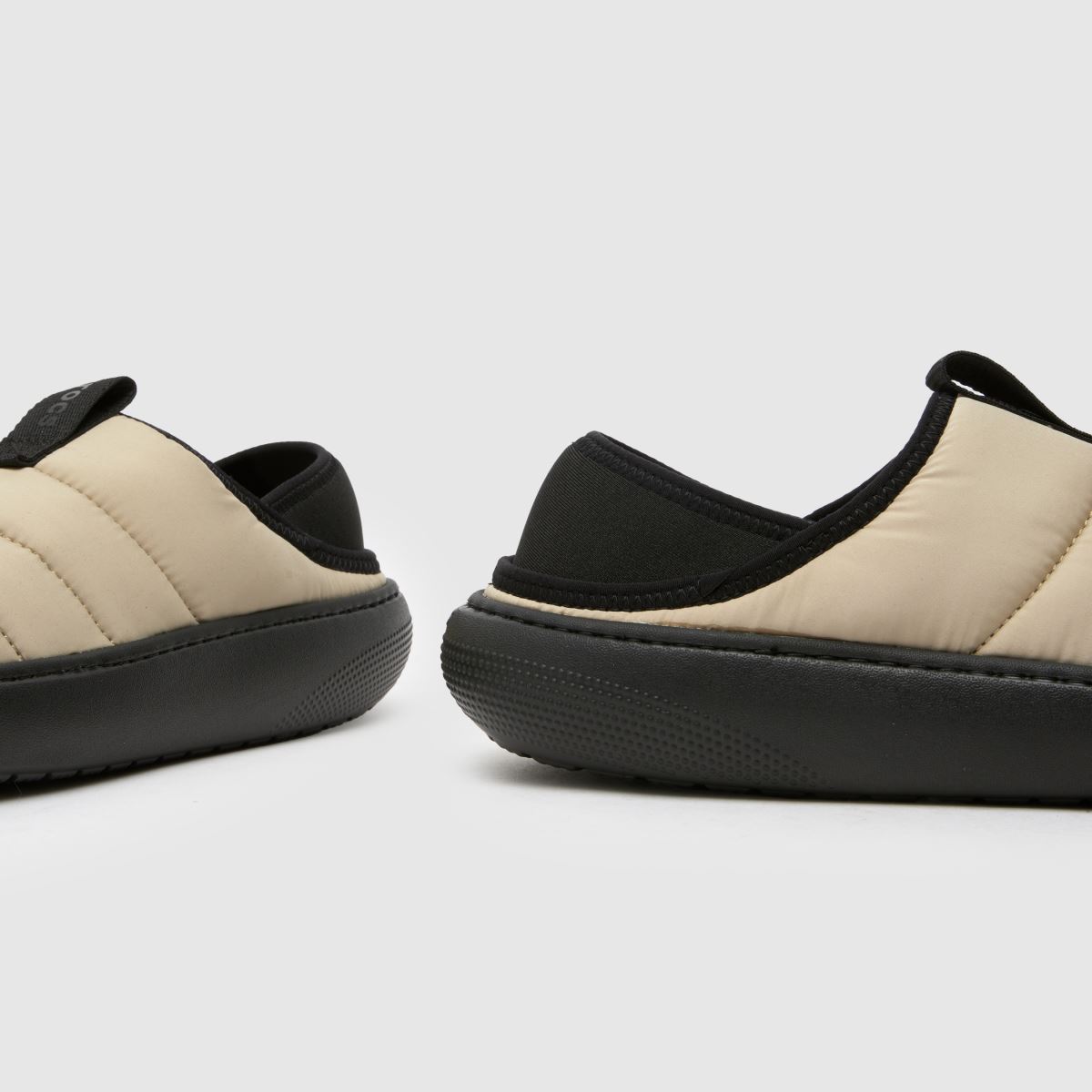 Crocs – Beige puff-sandaler med mockamotiv