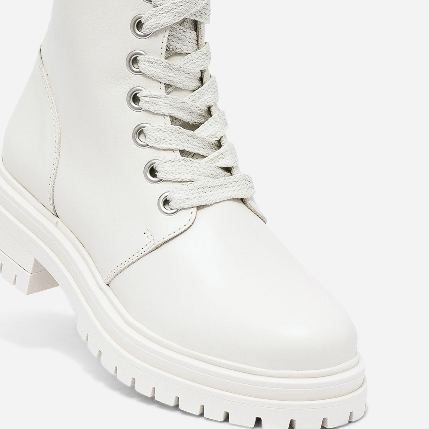 Boots TEXTO écru en cuir à semelle crantée