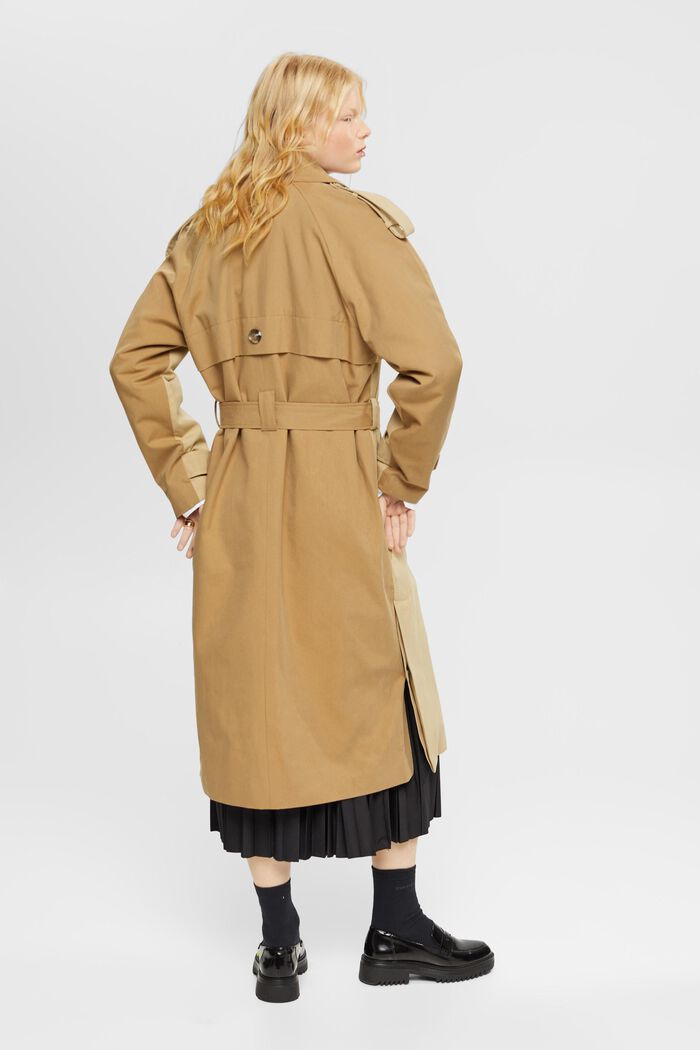 Trenchcoat im Bahnendesign