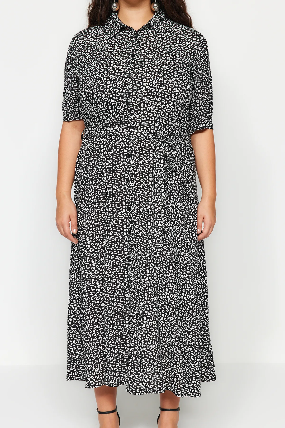 Trendyol Curve  Schwarzes, gemustertes, gewebtes Hemdblusenkleid mit Knöpfen vorne TBBSS22EL1607
