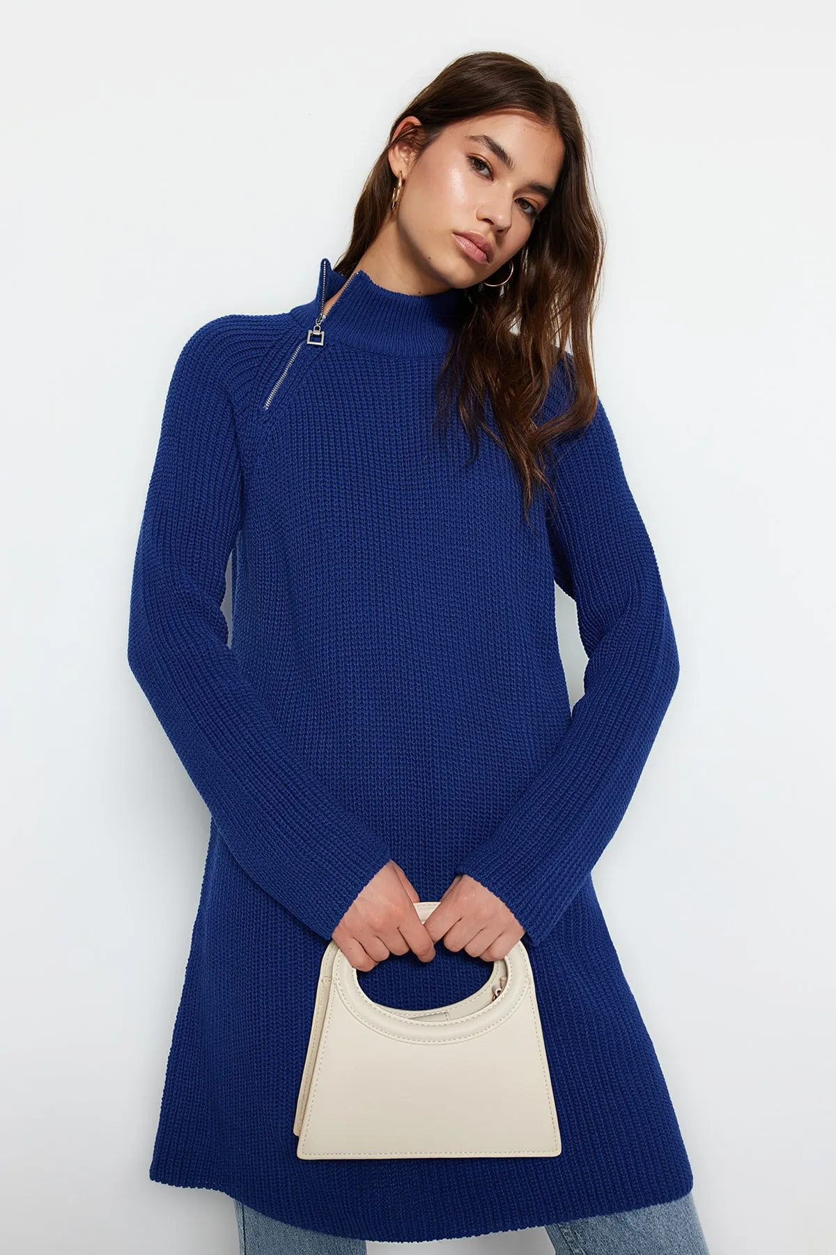 Trendyol Modest  Saks Stehkragen-Reißverschluss-Detaillierter Selanik-Strickpullover TCTAW24AK00139