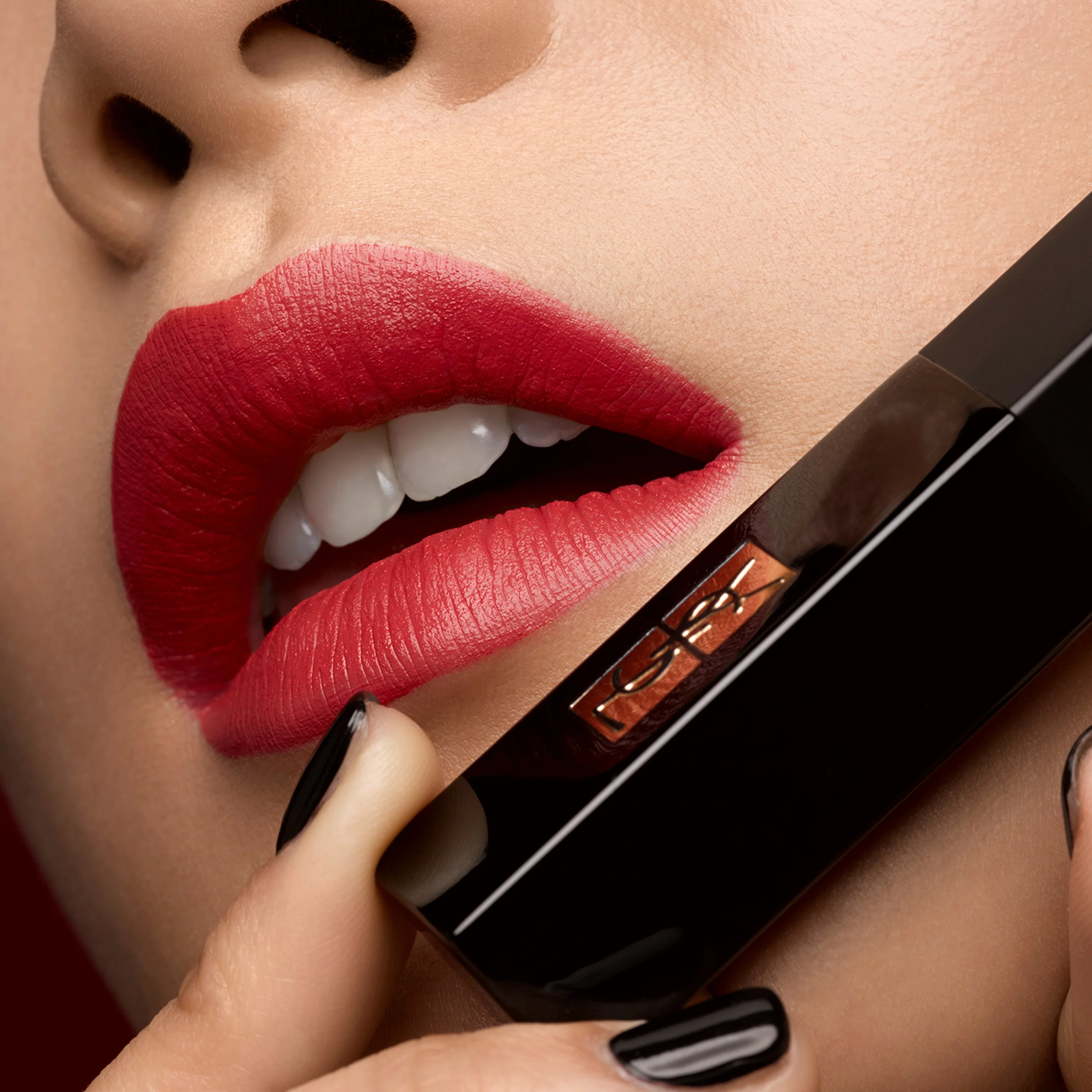 Rouge Pur Couture The Slim Velvet Radical Lipstick - Lápiz labial mate, lápiz labial