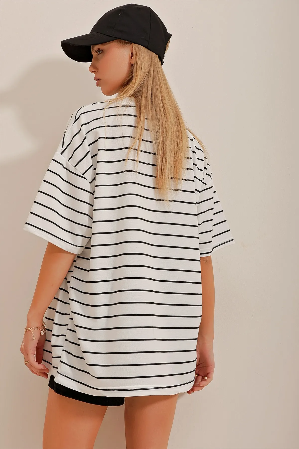 Trend Alaçatı Stili  Gestreiftes Oversize-T-Shirt für Damen in Weiß mit Rundhalsausschnitt ALC-X10388