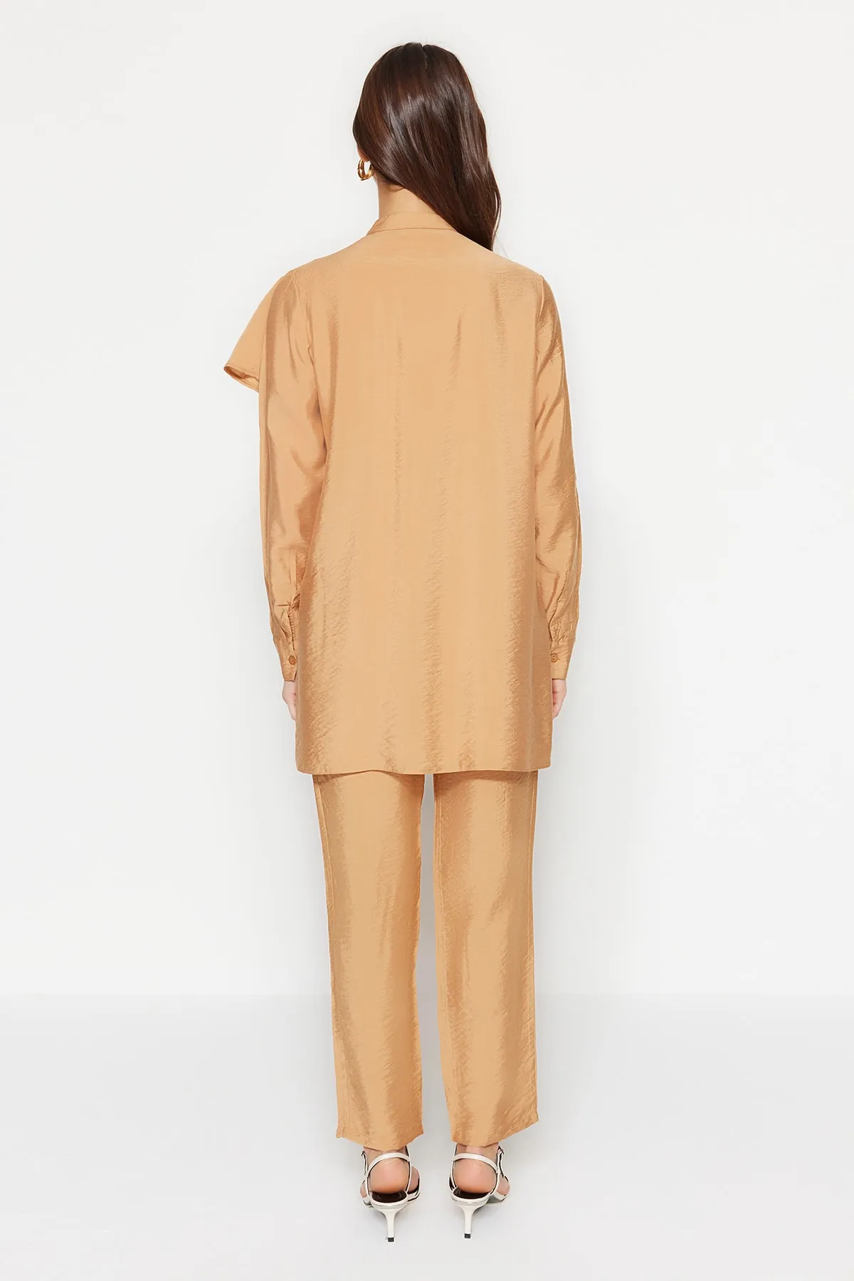 Trendyol Modest  Kamelfarbenes, gewebtes Hemd-Hosen-Set mit Schwungrad-Details TCTSS23US00091