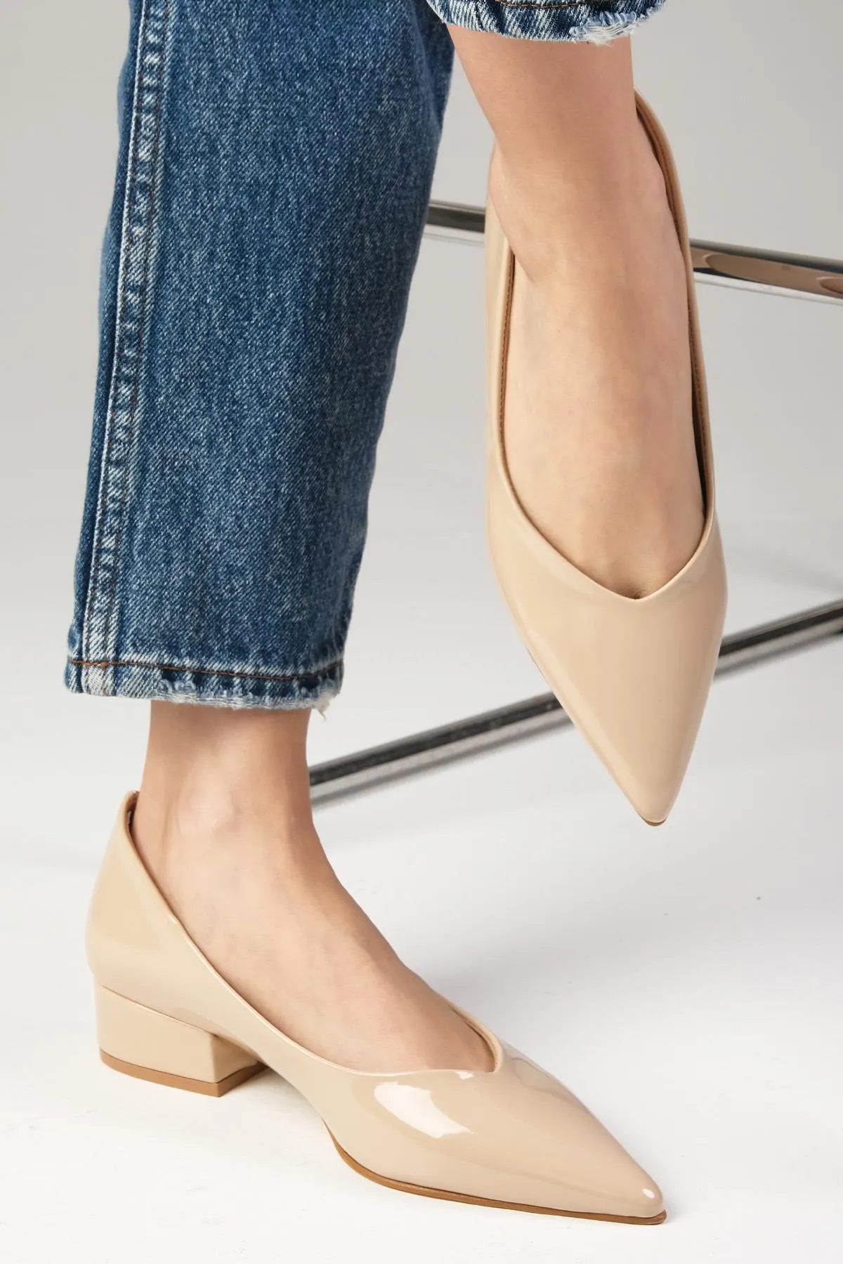 Mio Gusto  Marie Nudefarbene Damenschuhe aus Lackleder mit niedrigem Absatz