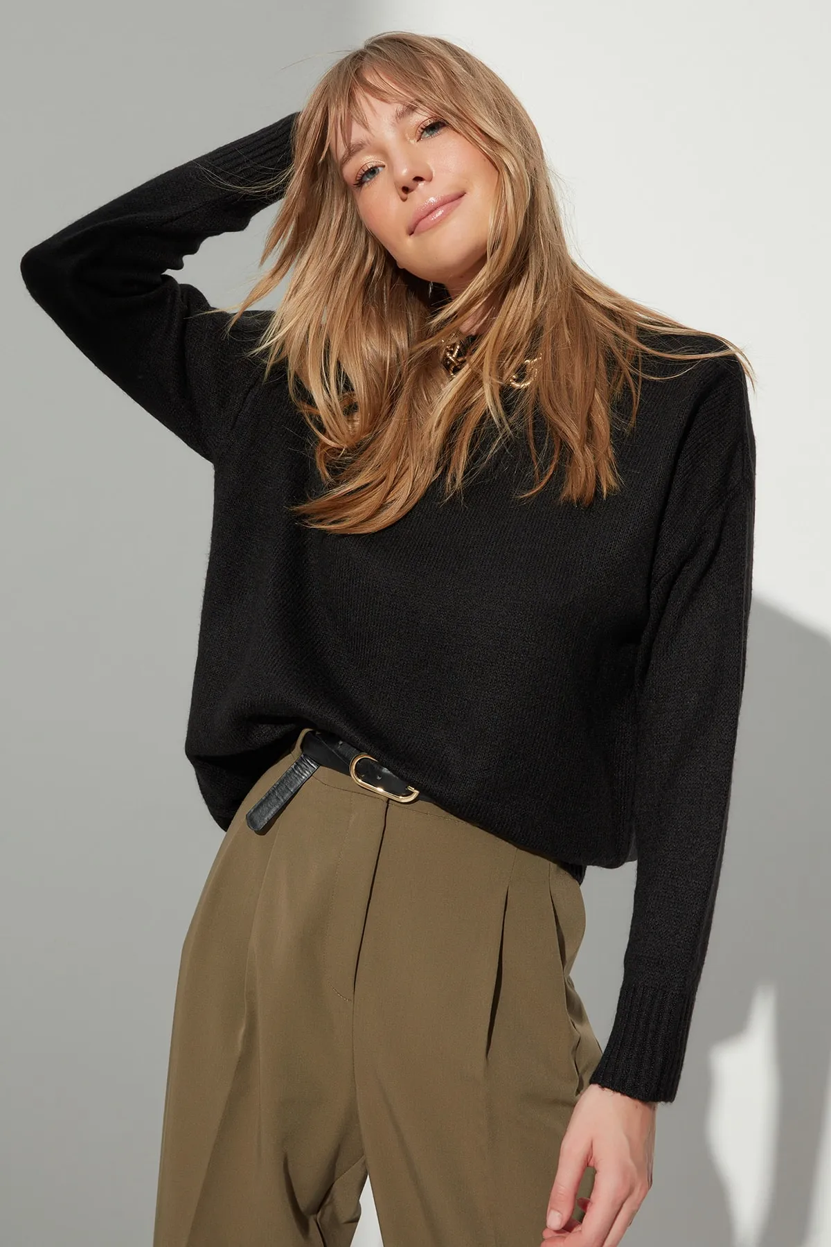 Trendyol Collection  Schwarzer Wollpullover mit Rundhalsausschnitt TWOAW23KZ01142