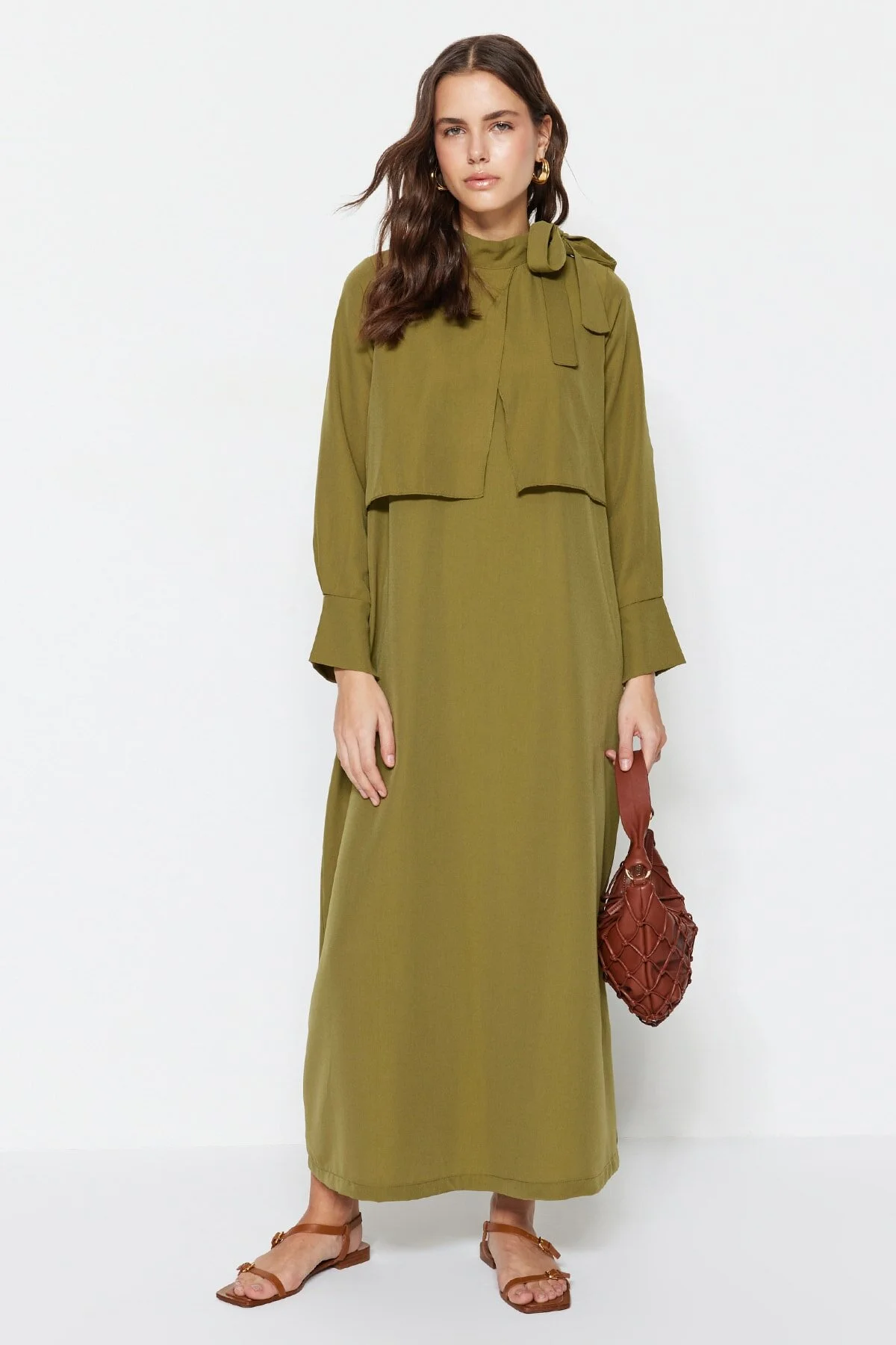 Trendyol Modest  Khakifarbenes, gewebtes Kleid mit Kragen und Krawatte TCTSS23EB00283