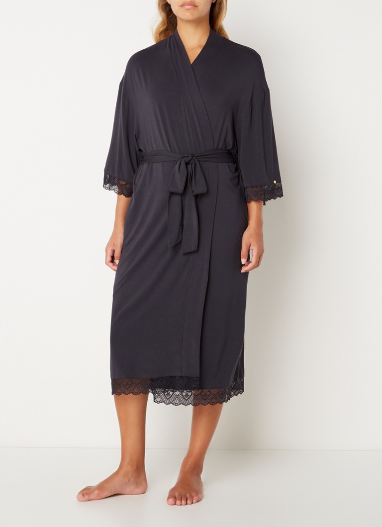 Kimono Pretty You cu curea împletită și dantelă.
