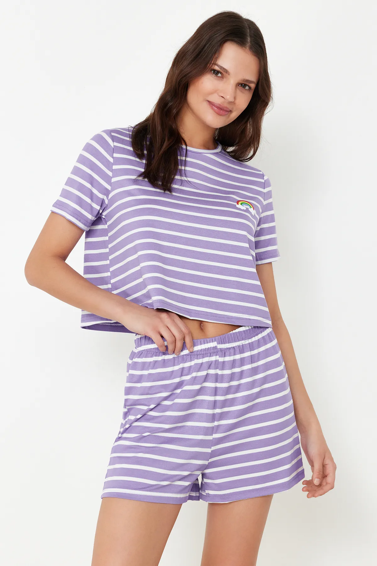 Trendyol Collection  Lilafarbenes Pyjama-Set aus T-Shirt und Shorts mit Regenbogen-Print THMSS20PT0230