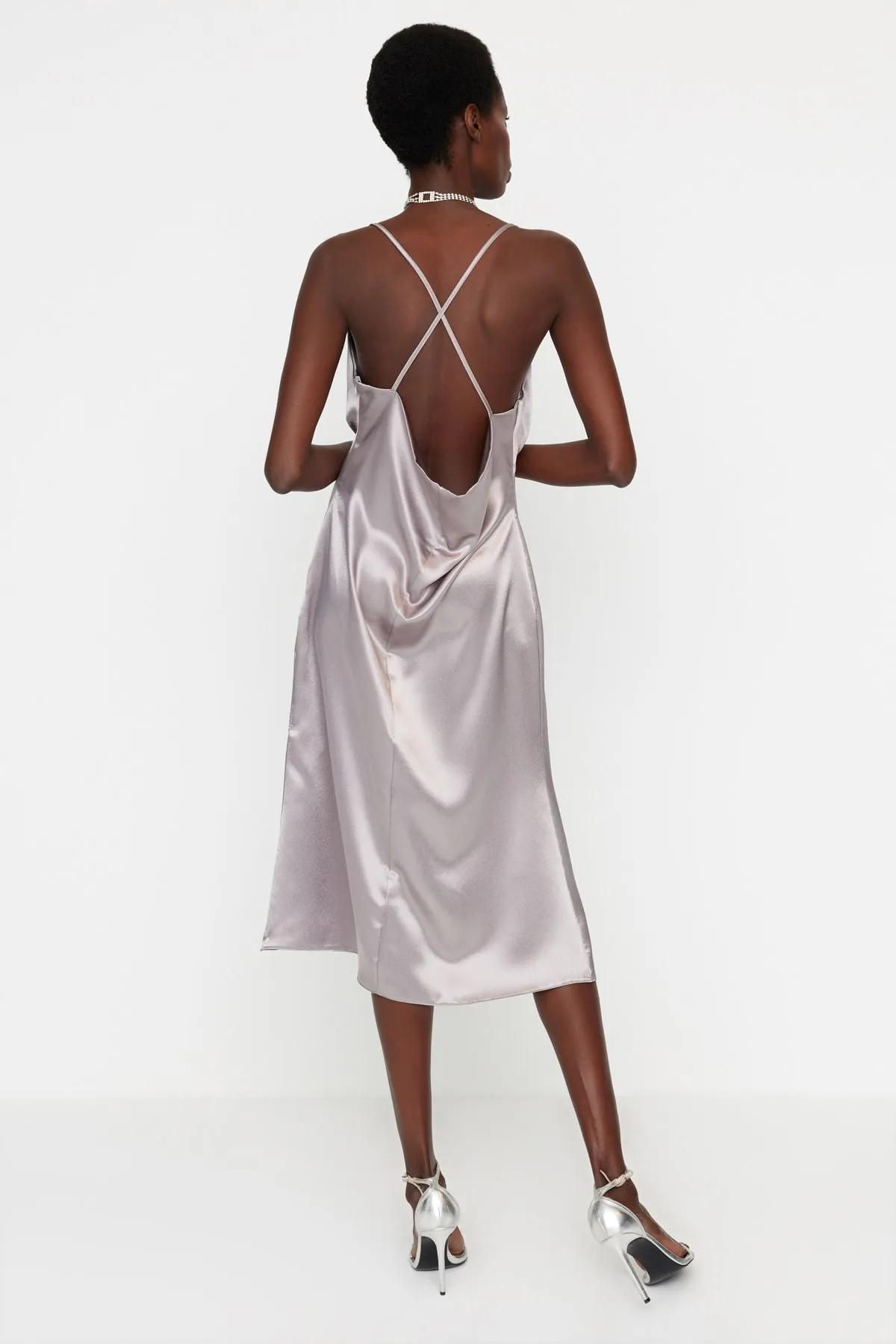 Trendyol Collection  Silbernes Abendkleid aus gewebtem Satin TPRSS23EL00003