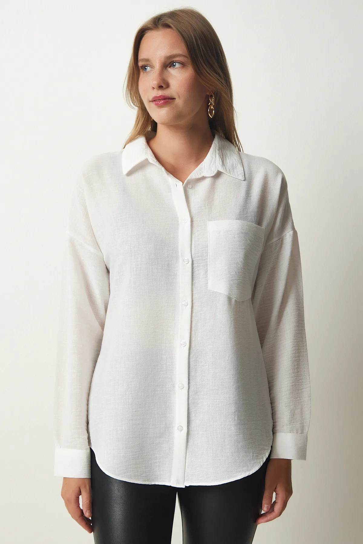 Happiness İstanbul  Weißes Oversize-Leinenhemd Ayrobin für Damen DD01222