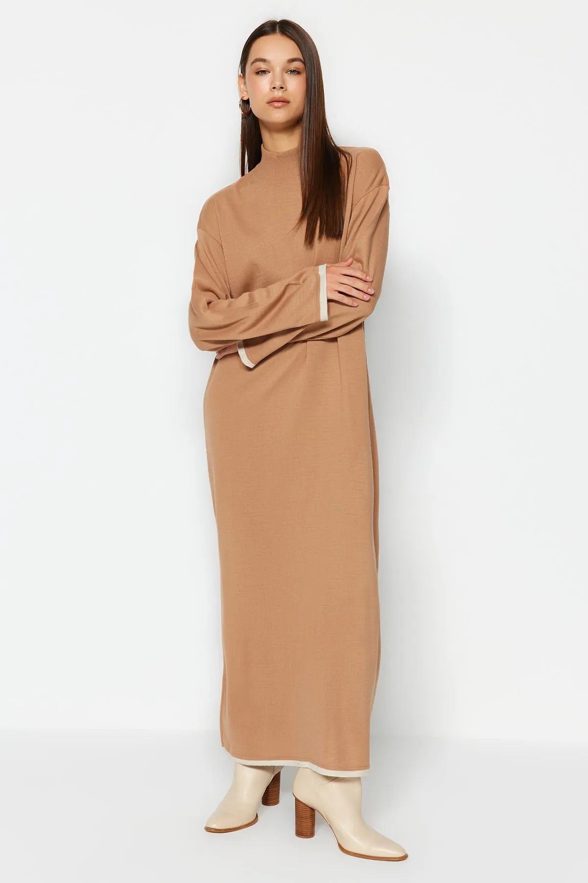 Trendyol Modest  Beiges, bequem geschnittenes, langes Strickkleid TCTAW24EB00032