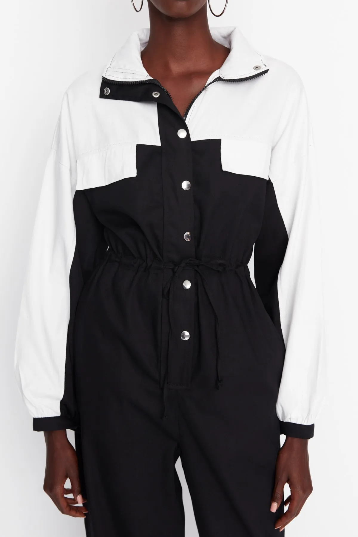 Trendyol Collection  Langer, gewebter Overall in Schwarz mit Farbblockierung und geraffter Taille TWOAW21TU0011