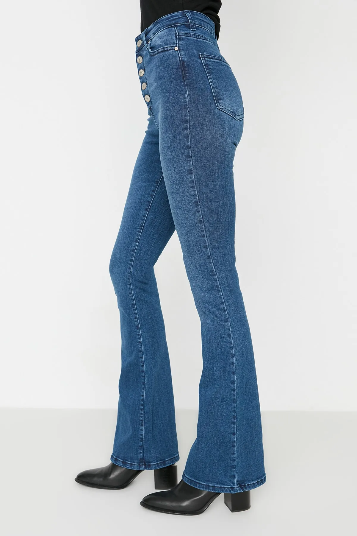 Trendyol Collection  Indigoblaue Schlagjeans mit Knopfleiste und hoher Taille TWOAW21JE0157