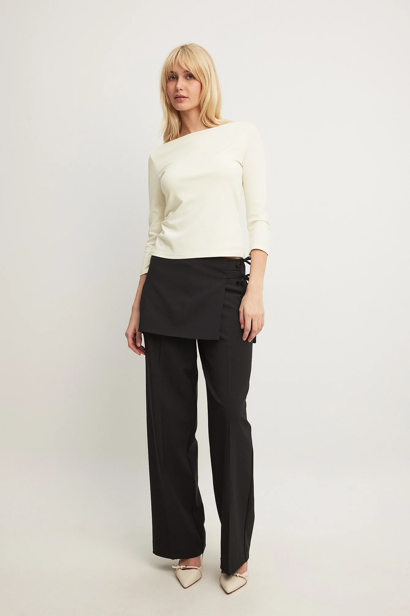 Gewebte Hose mit mittlerer Taille und Rockdetails