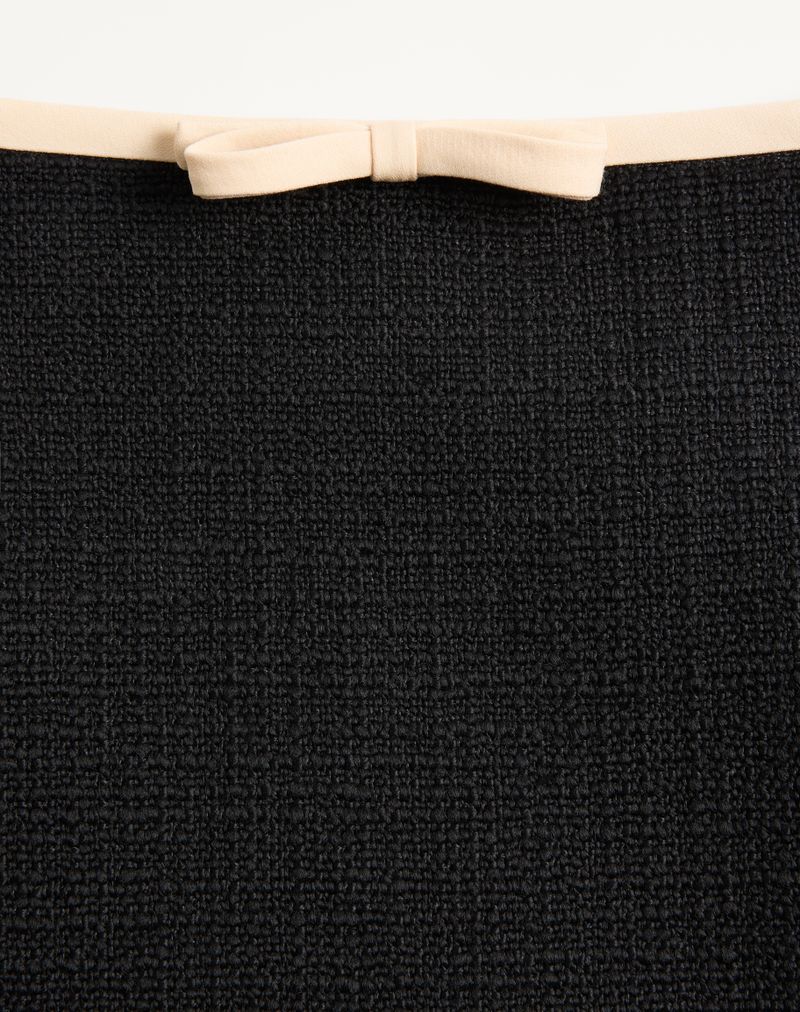 Korte rok van effen wollen tweed.
