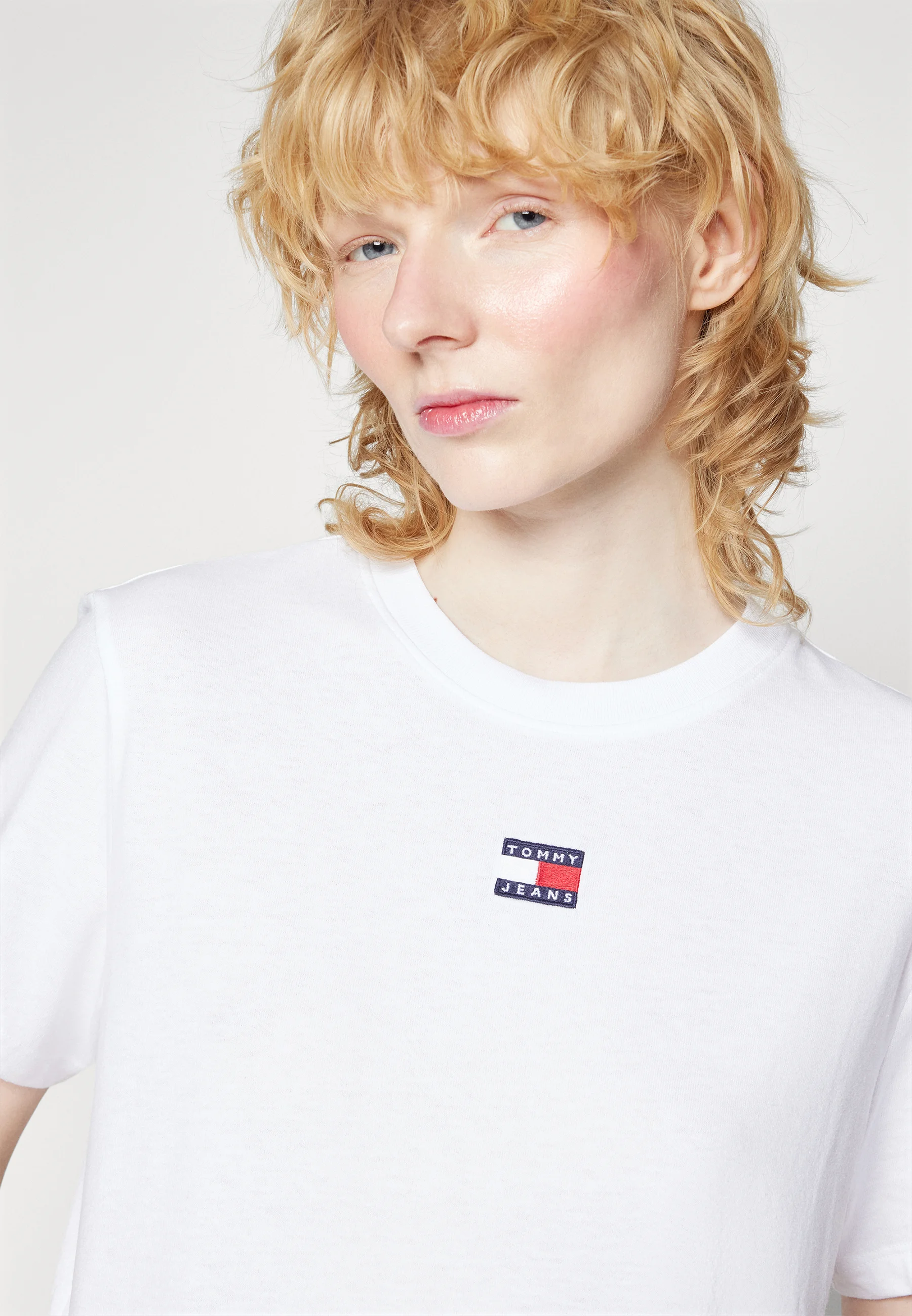 Tommy Jeans BADGE TEE - Camiseta básica
