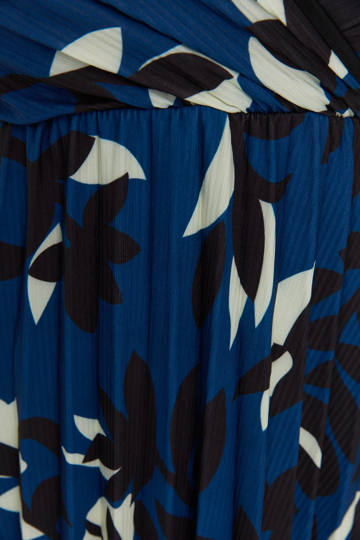 Trendyol Curve  Blaues A-Linien-Strickkleid mit zweireihigem Kragen und Blumenmuster TBBSS22AH00000