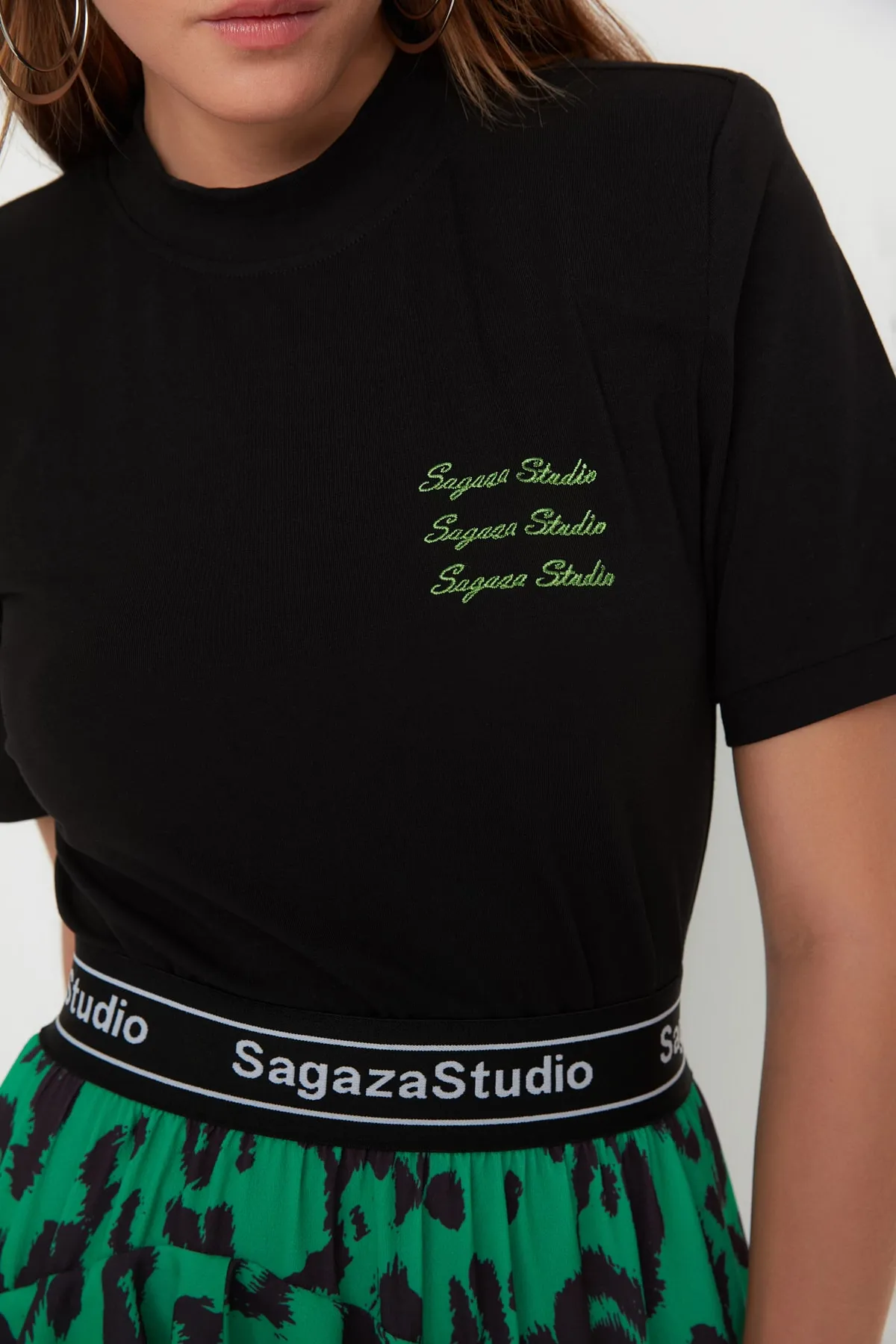 Trendyol Collection  X Sagaza Studio Schwarzes T-Shirt mit Stickerei und Details TPRSS22TS00000