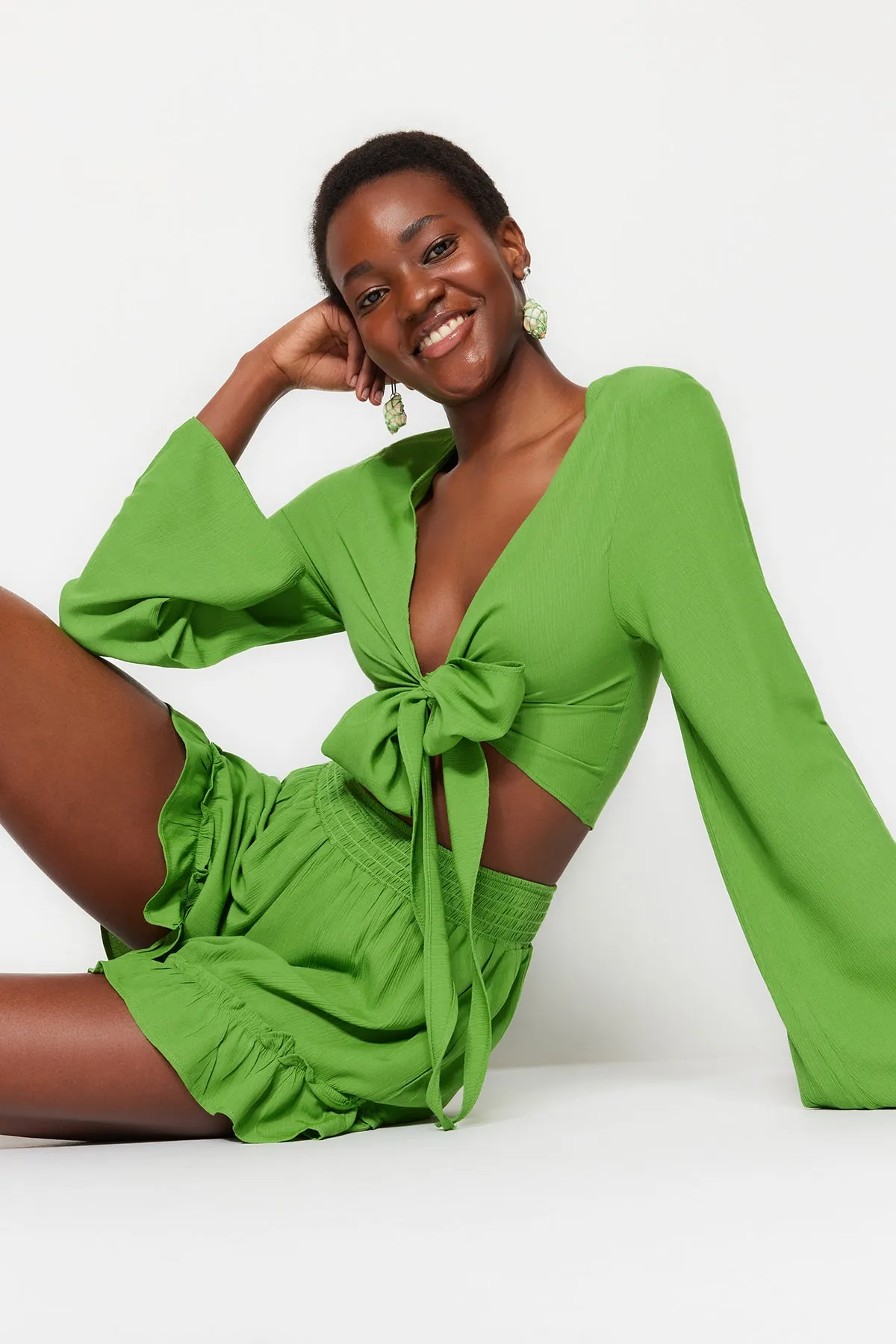Trendyol Collection  Grünes gewebtes Set mit gebundener Bluse und Shorts TBESS23AU00027