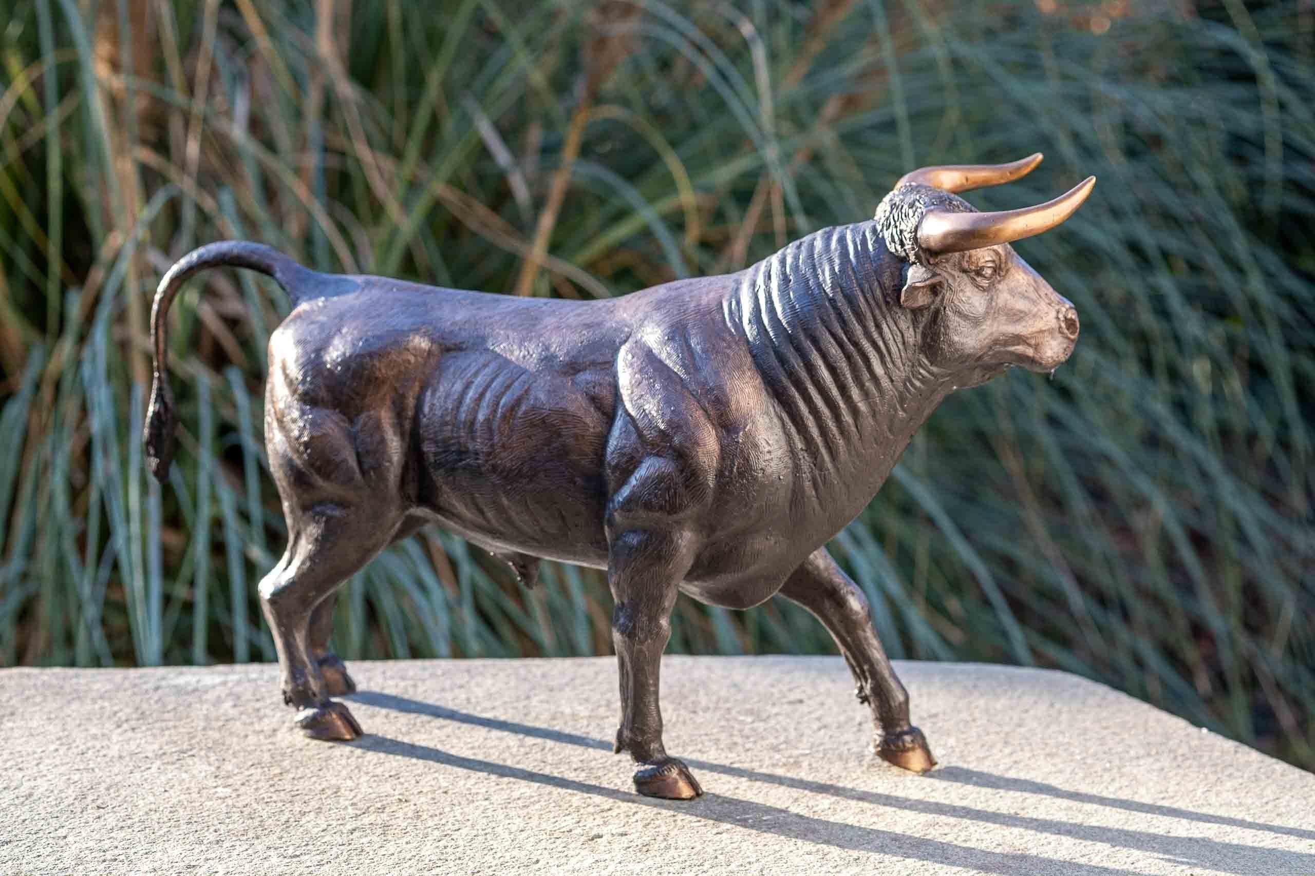 IDYL Gartenfigur IDYL Bronze-Skulptur Stier, Bronze – sehr robust – Langlebig – witterungsbeständig gegen Frost, Regen und UV-Strahlung. Die Modelle werden in Wachsausschmelzverfahren in Bronze gegossen und von Hand patiniert.