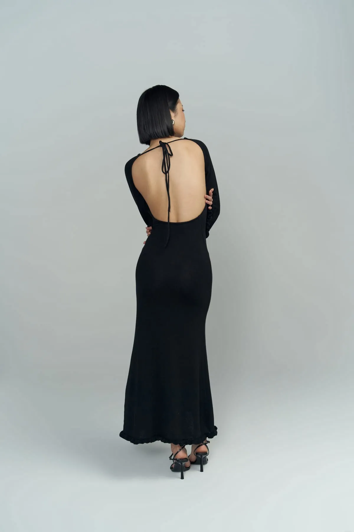 BOHEMAİ  Schwarzes Strickkleid mit tiefem Ausschnitt „Angela Back“