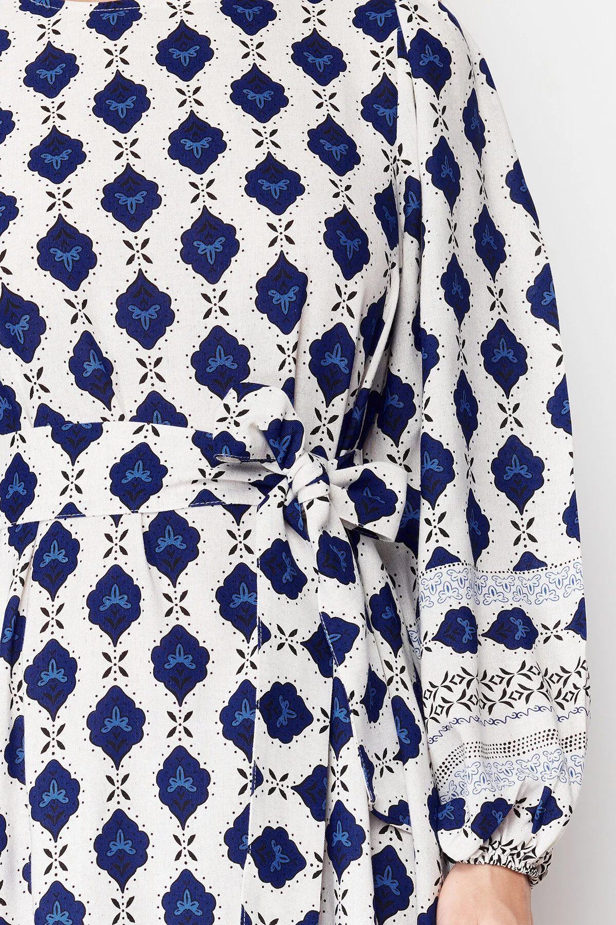 Trendyol Modest  Marineblaues, gewebtes Kleid in Leinenoptik mit ethnischem Muster TCTSS24EB00062