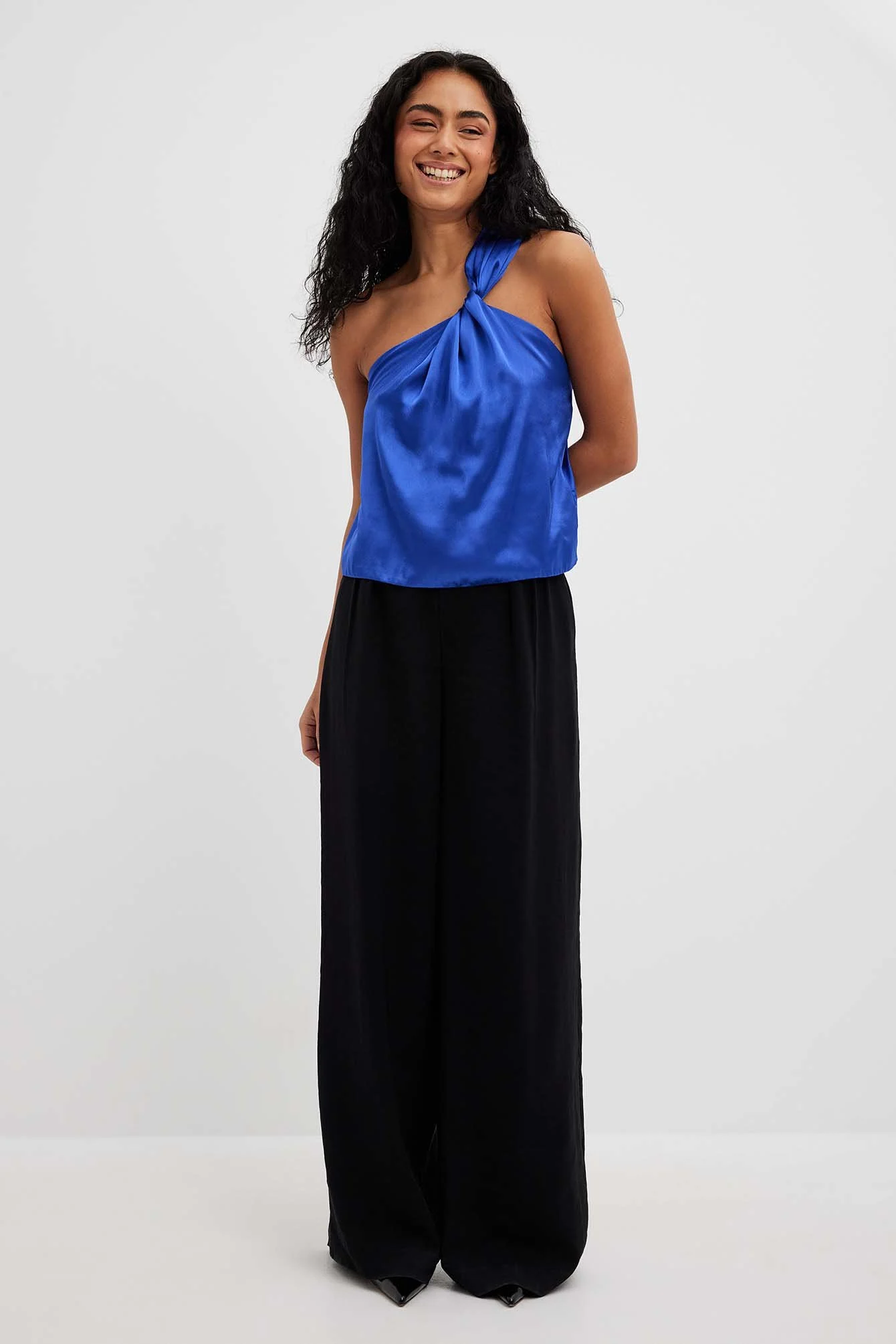 Einseitig schulterfreies Satin-Top mit Twistdetail